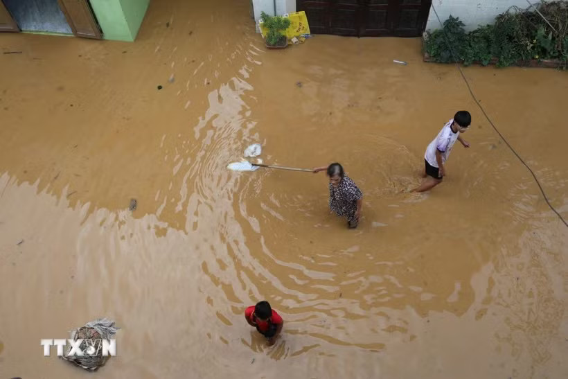 Nhiều nhà dân ven sông Hiến đã bị ngập dưới 1m. (Ảnh: Chu Hiệu/TTXVN)