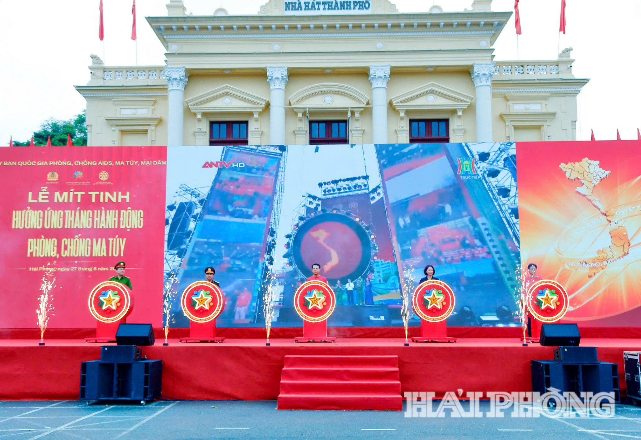 Các đại biểu tại điểm cầu thành phố Hải Phòng nhấn nút hưởng ứng phong trào 