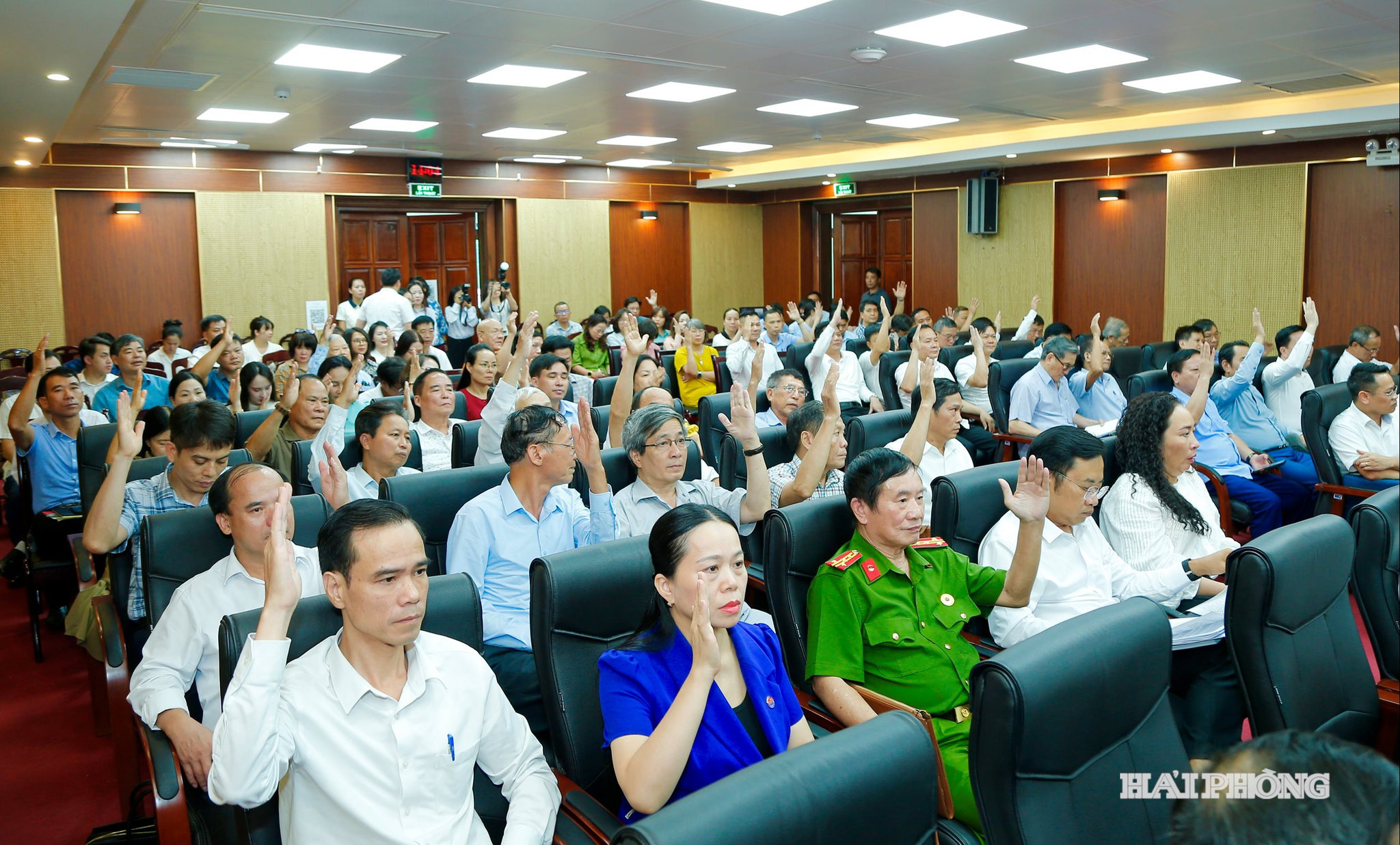 Các ủy viên Uỷ ban Mặt trận Tổ quốc Việt Nam thành phố biểu quyết thông qua nghị quyết hội nghị.