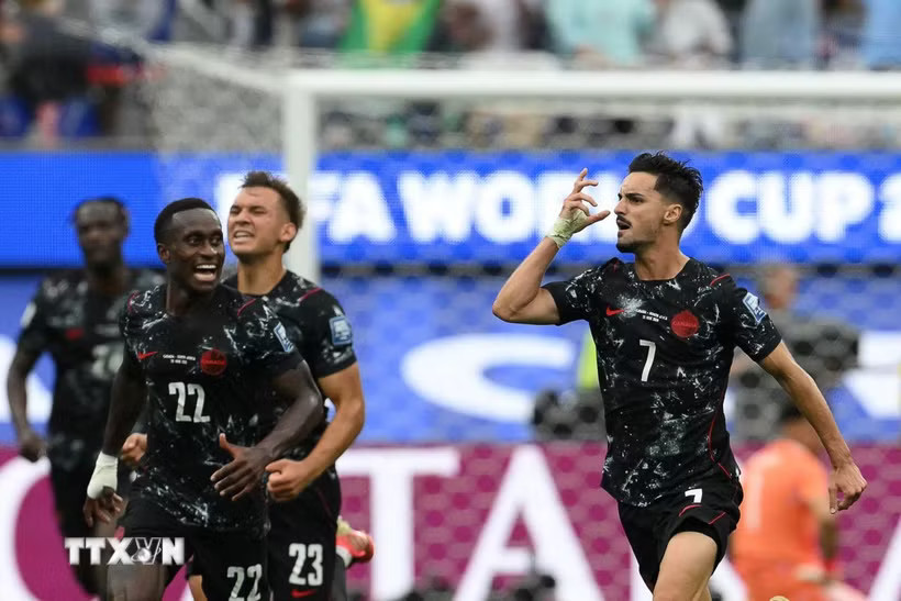 Stephen Eustáquio (số 7) tỏa sáng, đưa Canada vào vòng 1/8 World Cup 2026. (Ảnh: AFP/TTXVN)