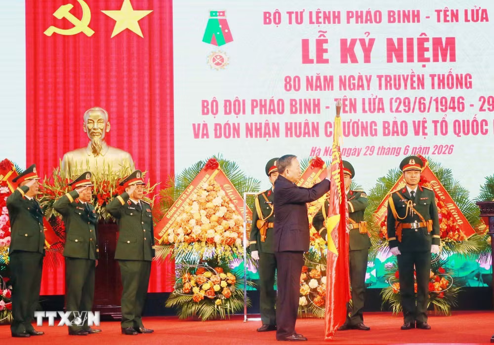 Tổng Bí thư, Chủ tịch nước Tô Lâm gắn Huân chương Bảo vệ Tổ quốc hạng Nhất lên Quân kỳ Quyết thắng của Bộ đội Pháo binh-Tên lửa. (Ảnh: Trọng Đức/TTXVN) ttxvn-tong-bi-thu-chu-tich-nuoc-du-le-ky-niem-80-nam-bo-doi-phao-binh-ten-lua-2906-17.jpg