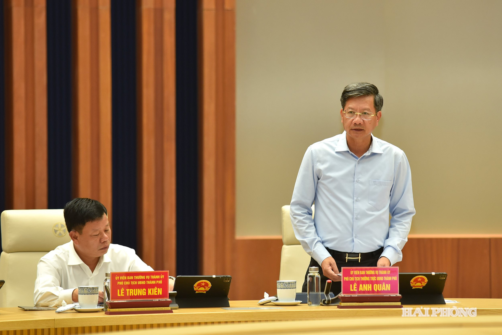 Đồng chí Lê Anh Quân, Uỷ viên Ban Thường vụ Thành uỷ, Phó chủ tịch Thường trực UBND thành phố phát biểu tại hội nghị.