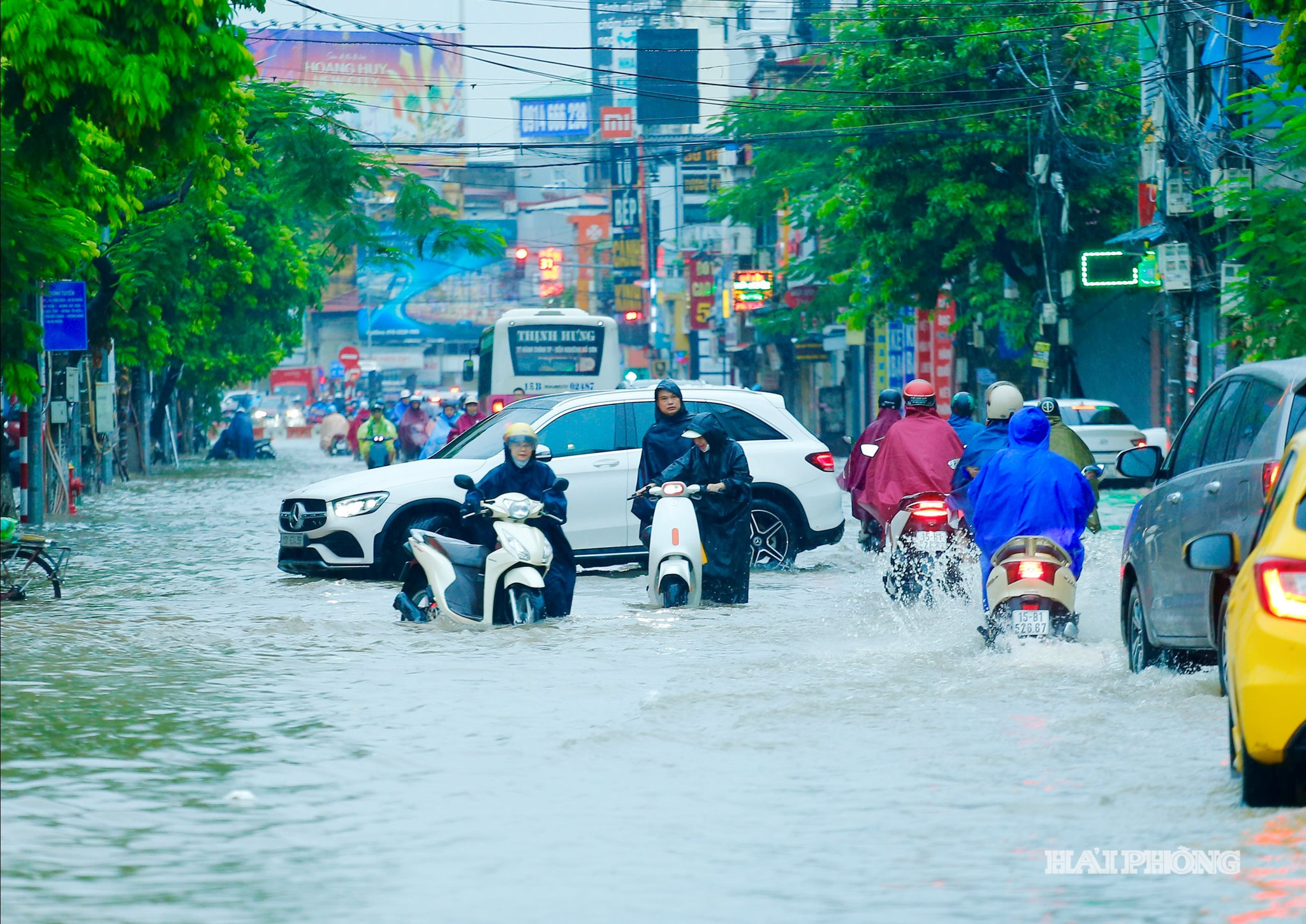 Đường Tô Hiệu ngập sâu nhiều phương tiện chết máy do ngạt nước.
