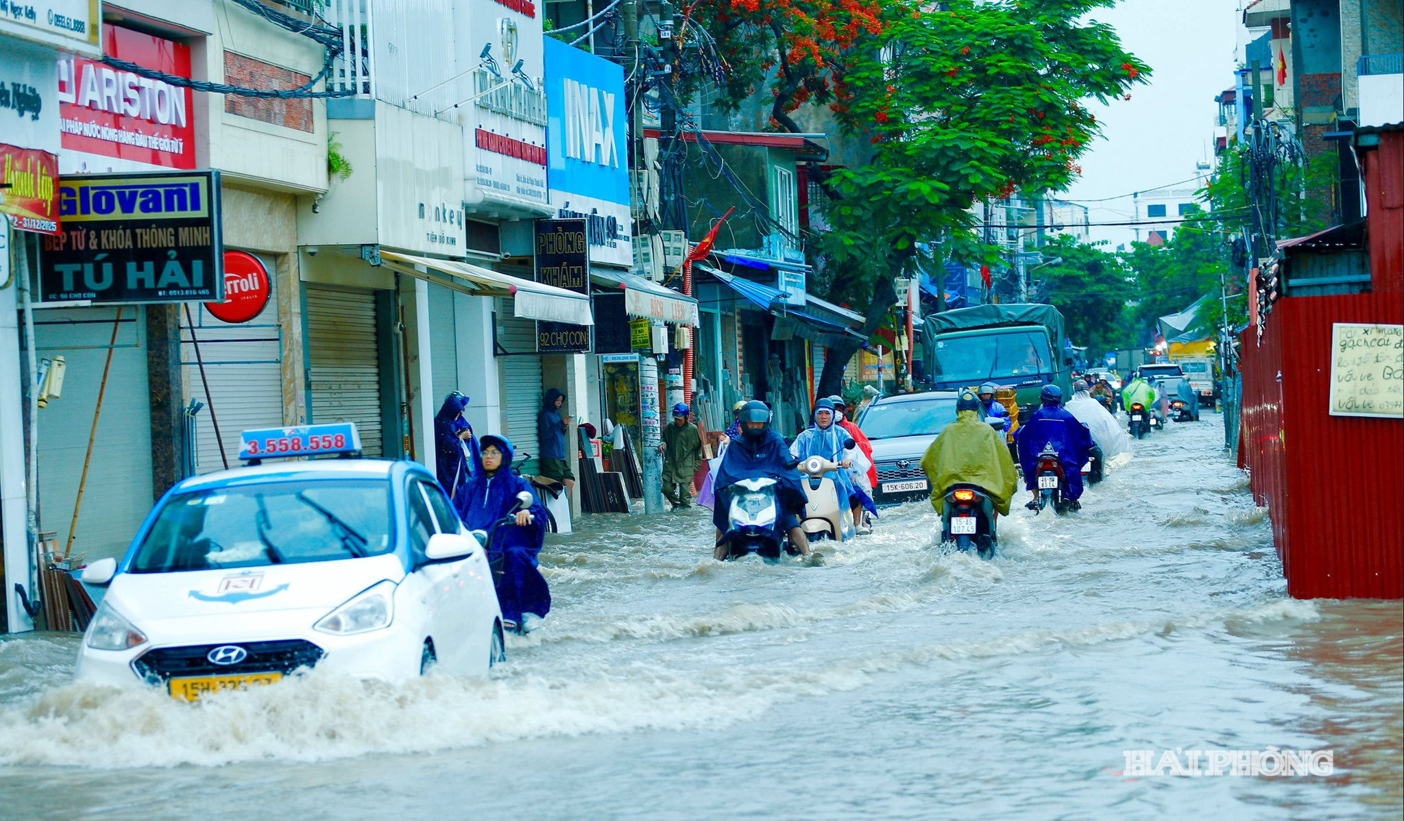 Đường Chợ Con (phường Lê Chân) ngập sâu, có đoạn ngập gần hết bánh xe.