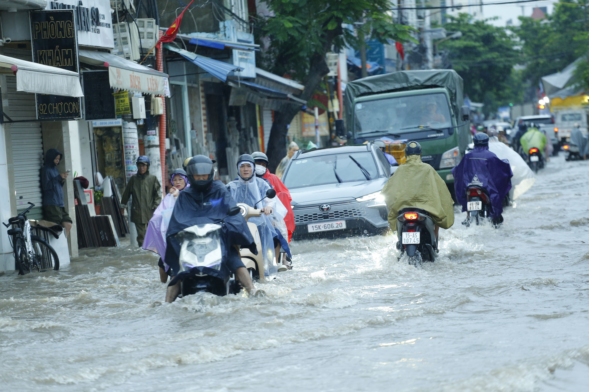 Phương tiện di chuyển khó khăn qua đường Chợ Con (phường Lê Chân) đi ngập sâu.