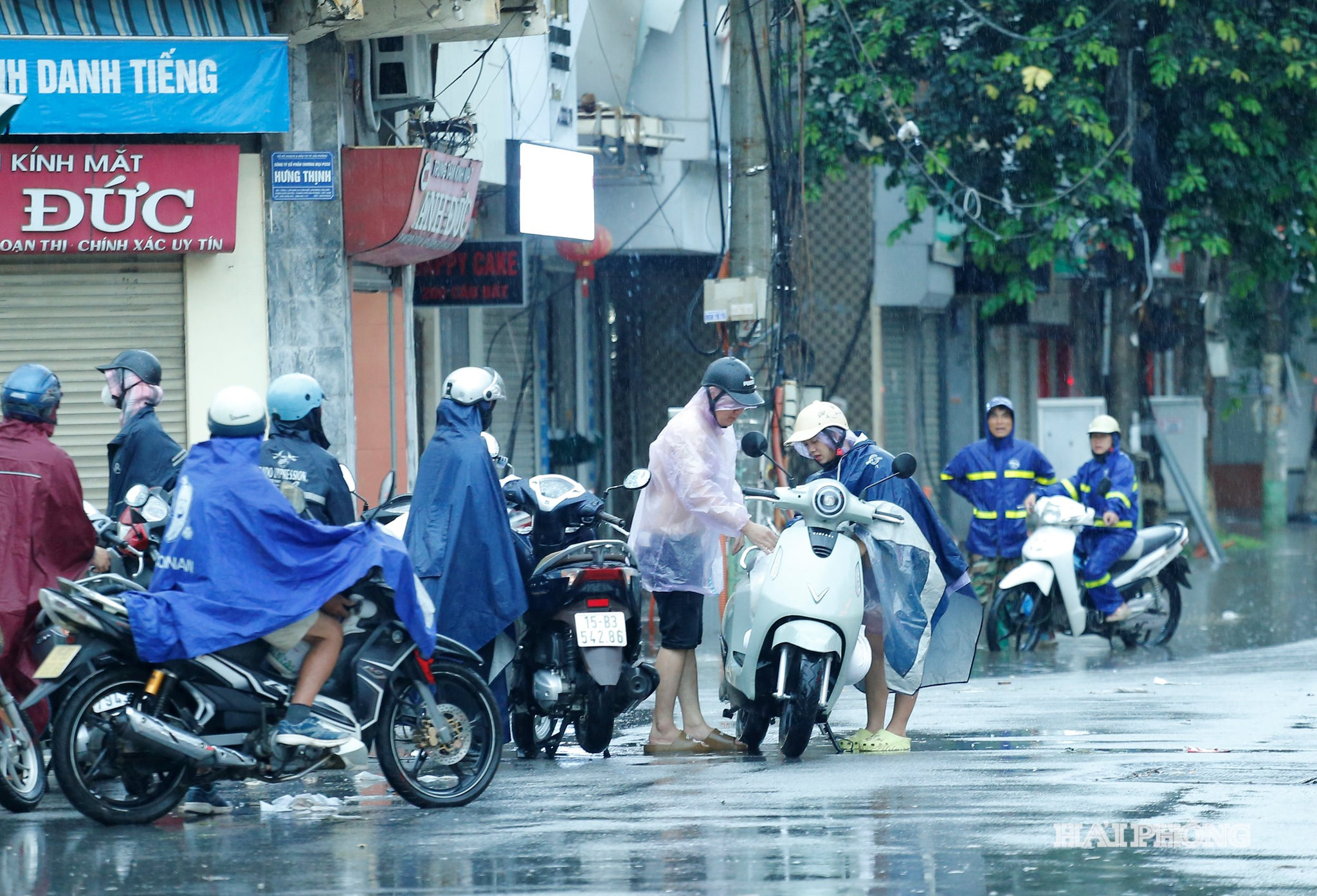 Nhiều phương tiện chết máy do ngạt nước (đoạn ngã tư Trại Lính).