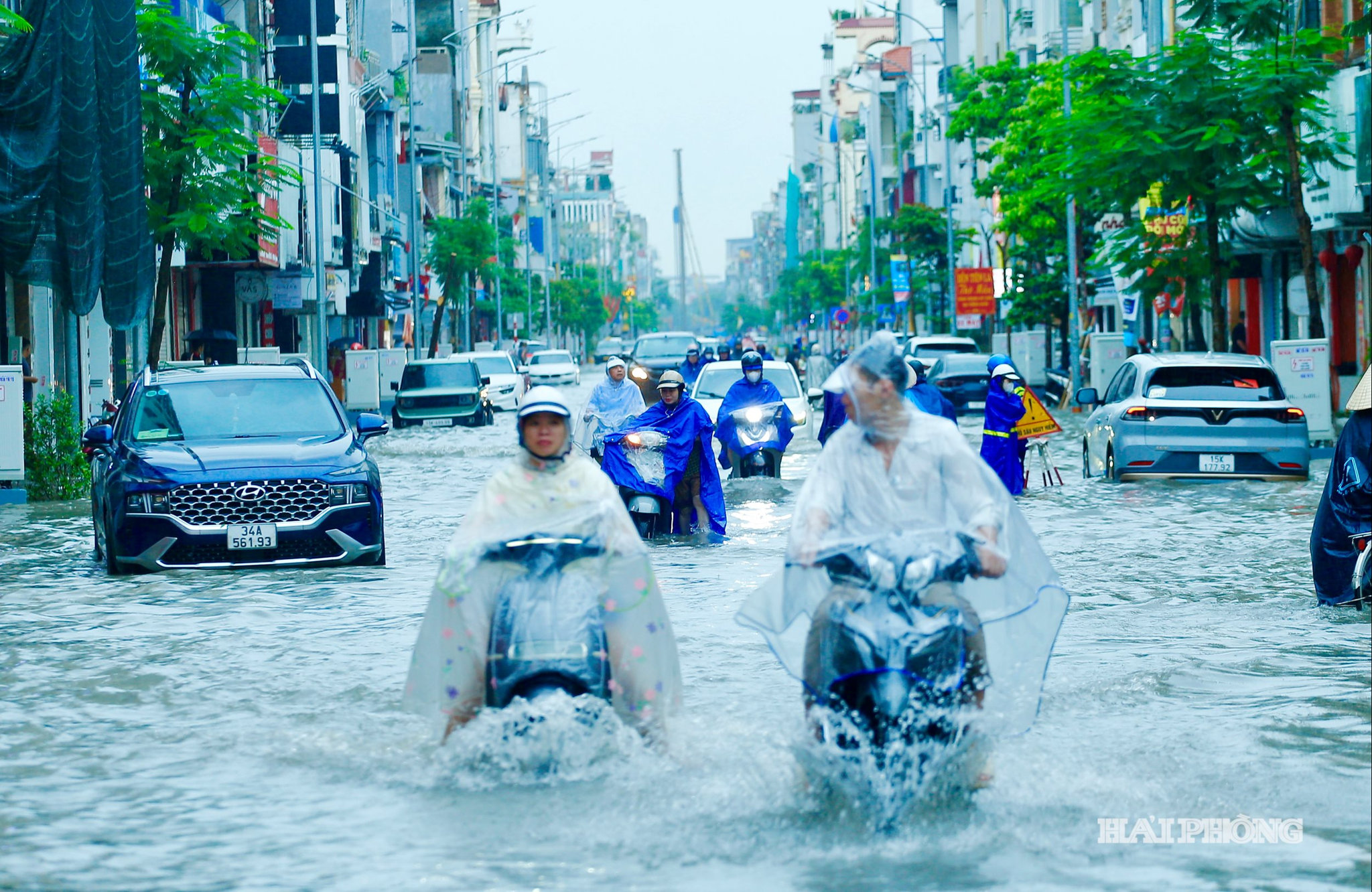 Tuyến đường Lê Lợi ngập sâu, nhiều phương tiện bị chết máy do ngạt nước.