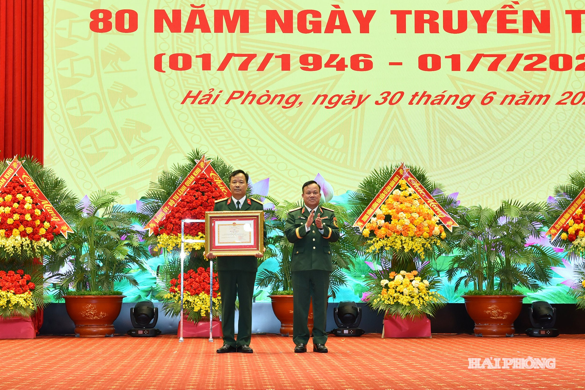 Thiếu tướng Khúc Thành Dư, Phó Chính uỷ Quân khu 3 trao bằng khen của Bộ Quốc phòng tặng Báo Quân khu 3.