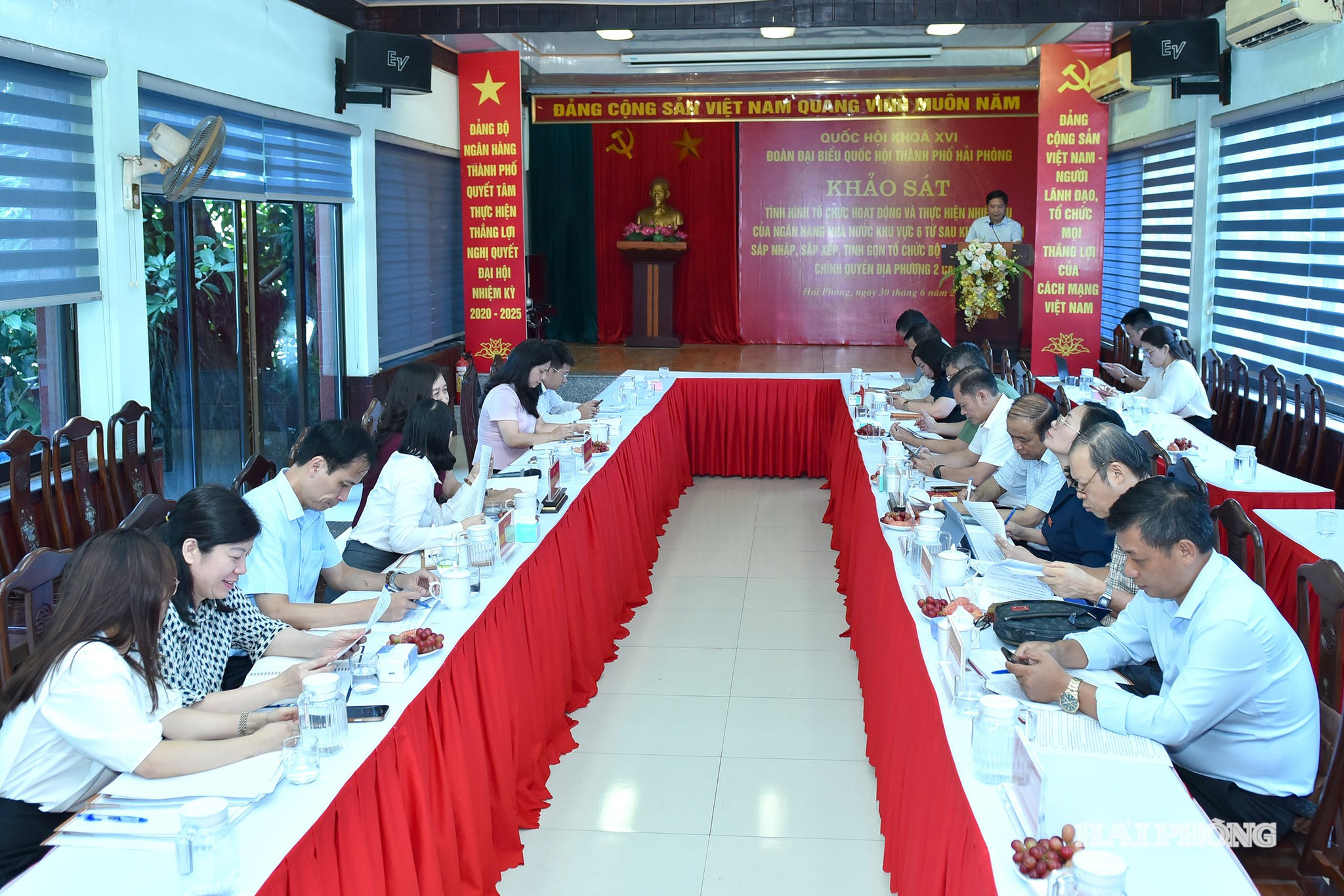 Quang cảnh cuộc làm việc.