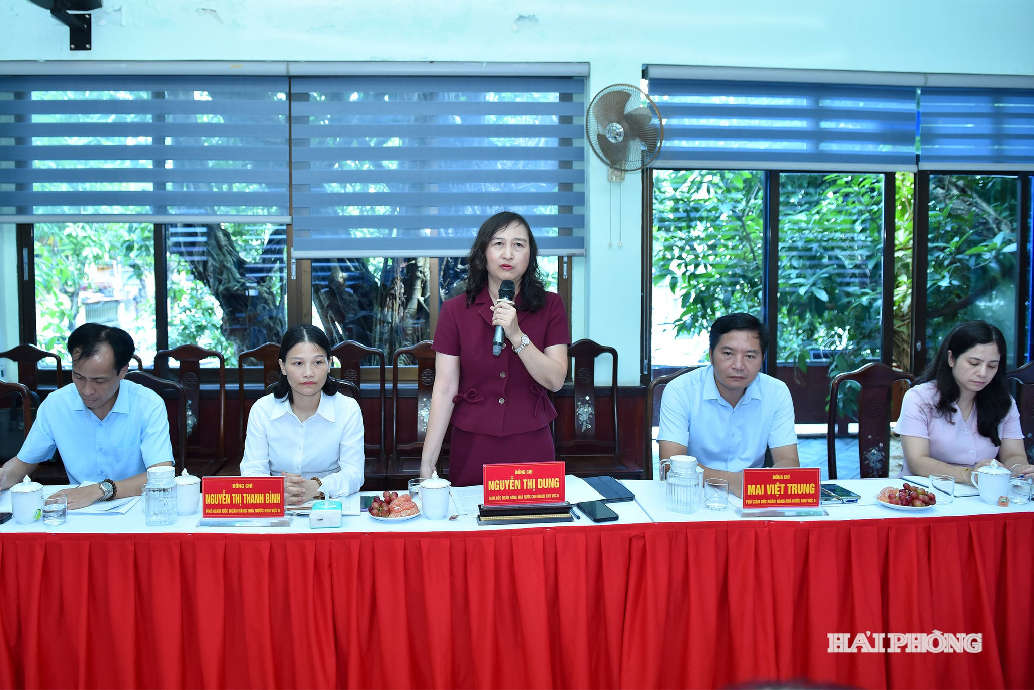 Giám đốc Ngân hàng Nhà nước chi nhánh Khu vực 6 Nguyễn Thị Dung phát biểu tại cuộc làm việc.