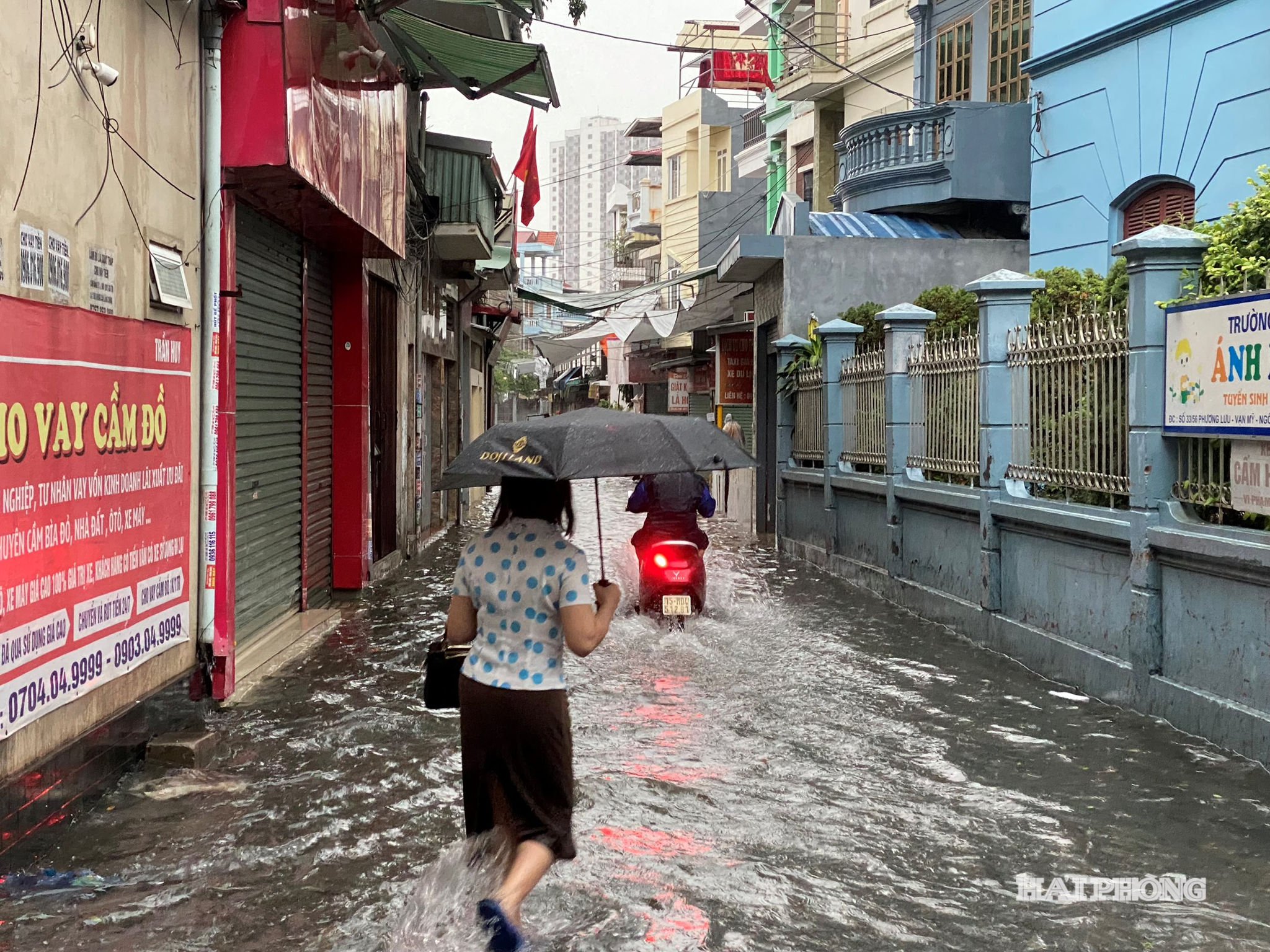 Nhiều tuyến phố, ngõ, xóm ngập nước sâu sáng 30-6-2026.