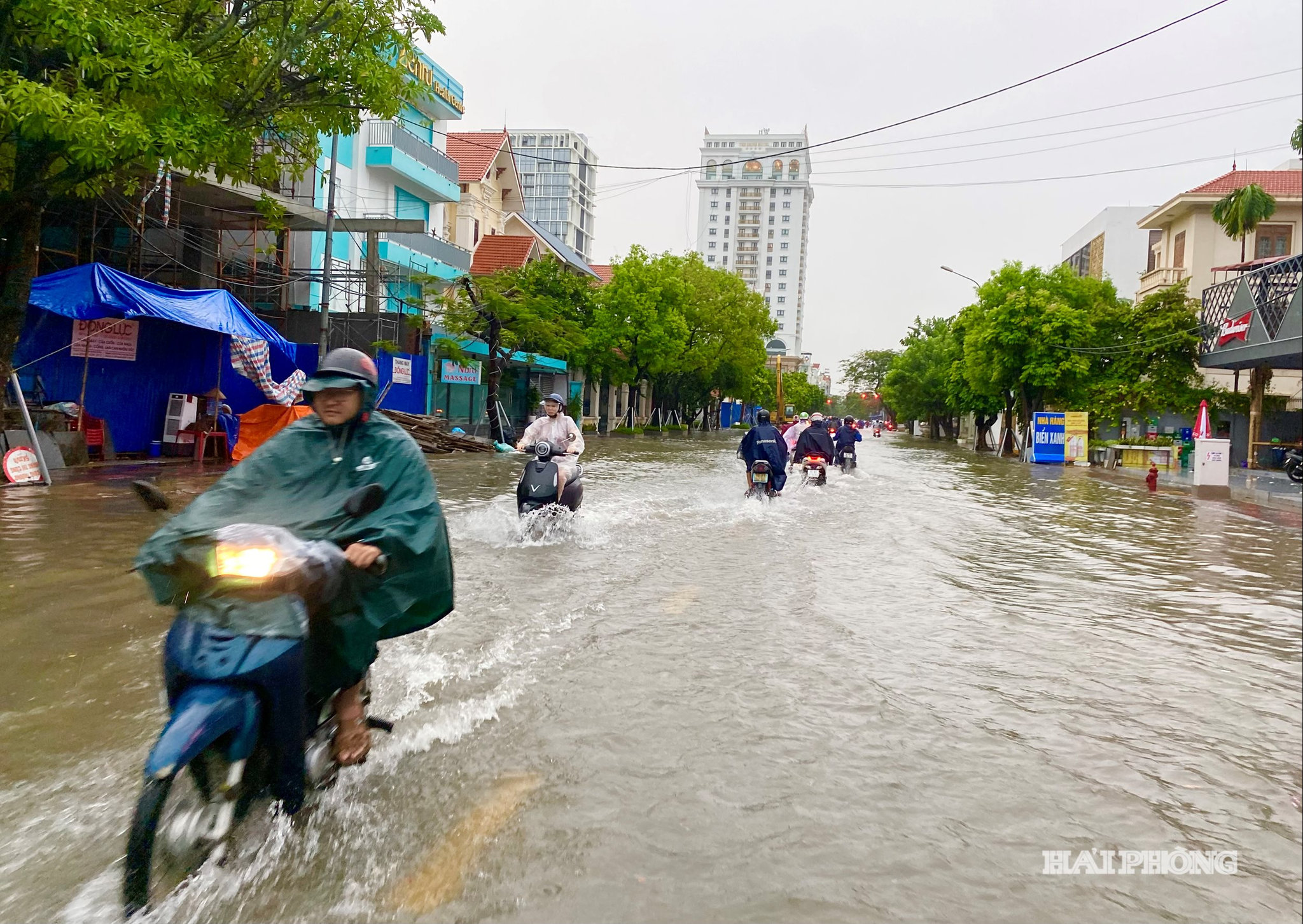 Nhiều tuyến đường ngập sâu vào giờ cao điểm gây khó khăn cho người dân.