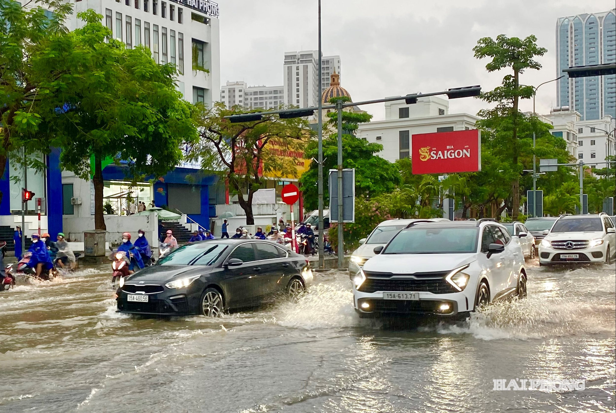 Đường Lê Hồng Phong nhiều đoạn ngập nước sâu gây khó khăn cho phương tiện đi lại (ảnh chụp lúc 7h30' sáng 30-6)
