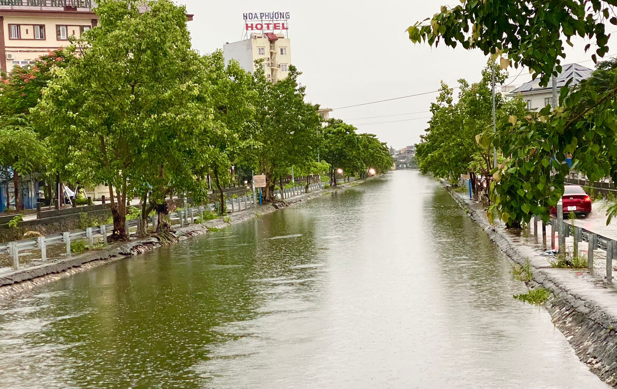 Tuyến mương thoát nước Cầu Tre nước dâng cao mấp mé bờ.