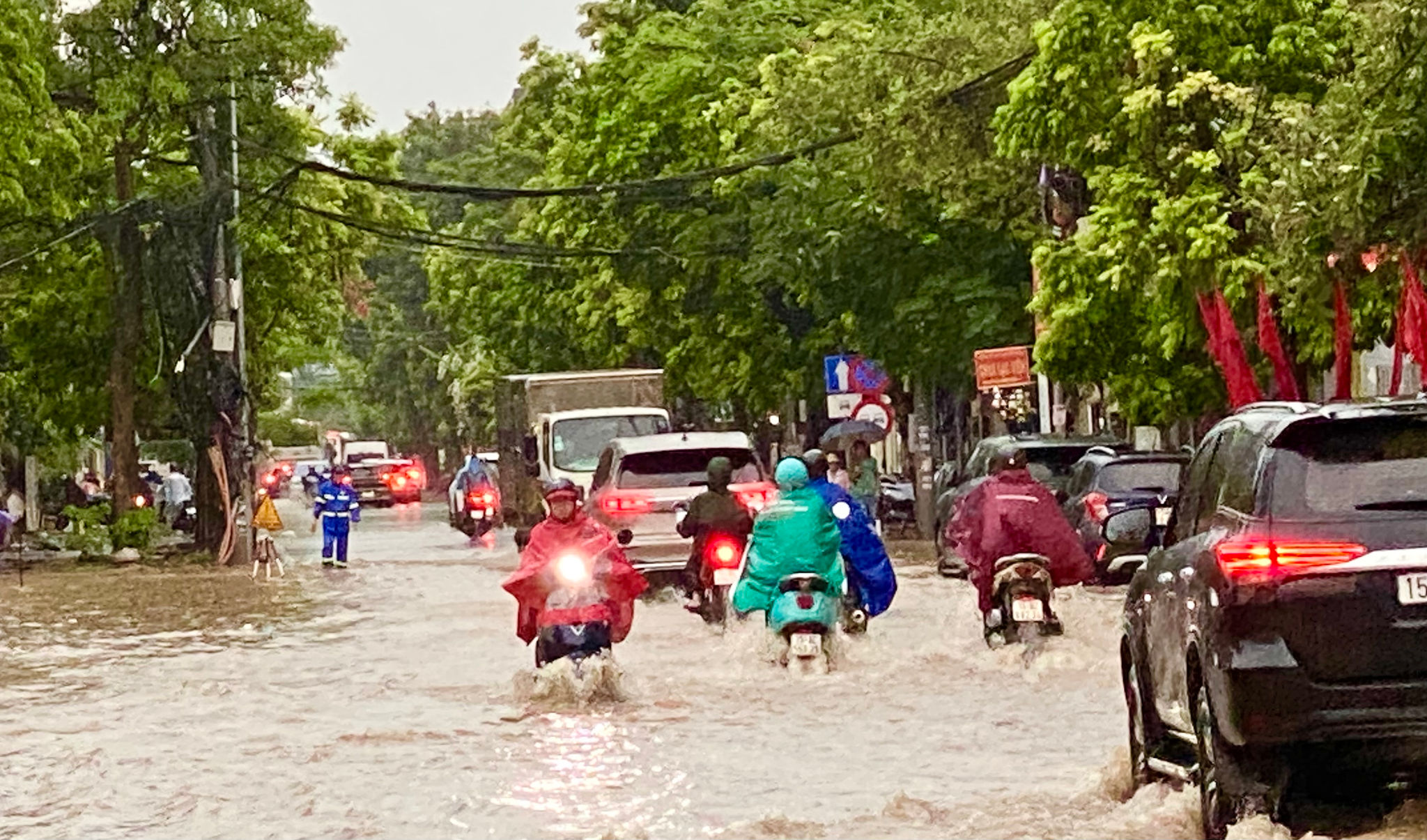 Đường Lê Lai ngập sâu.