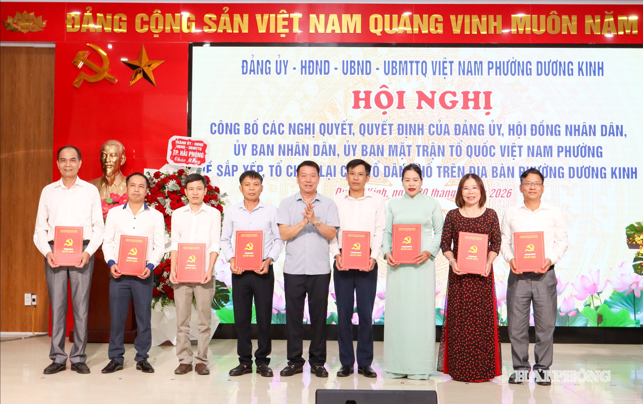 Lãnh đạo Đảng uỷ phường trao quyết định của Đảng uỷ về việc thành lập các chi bộ