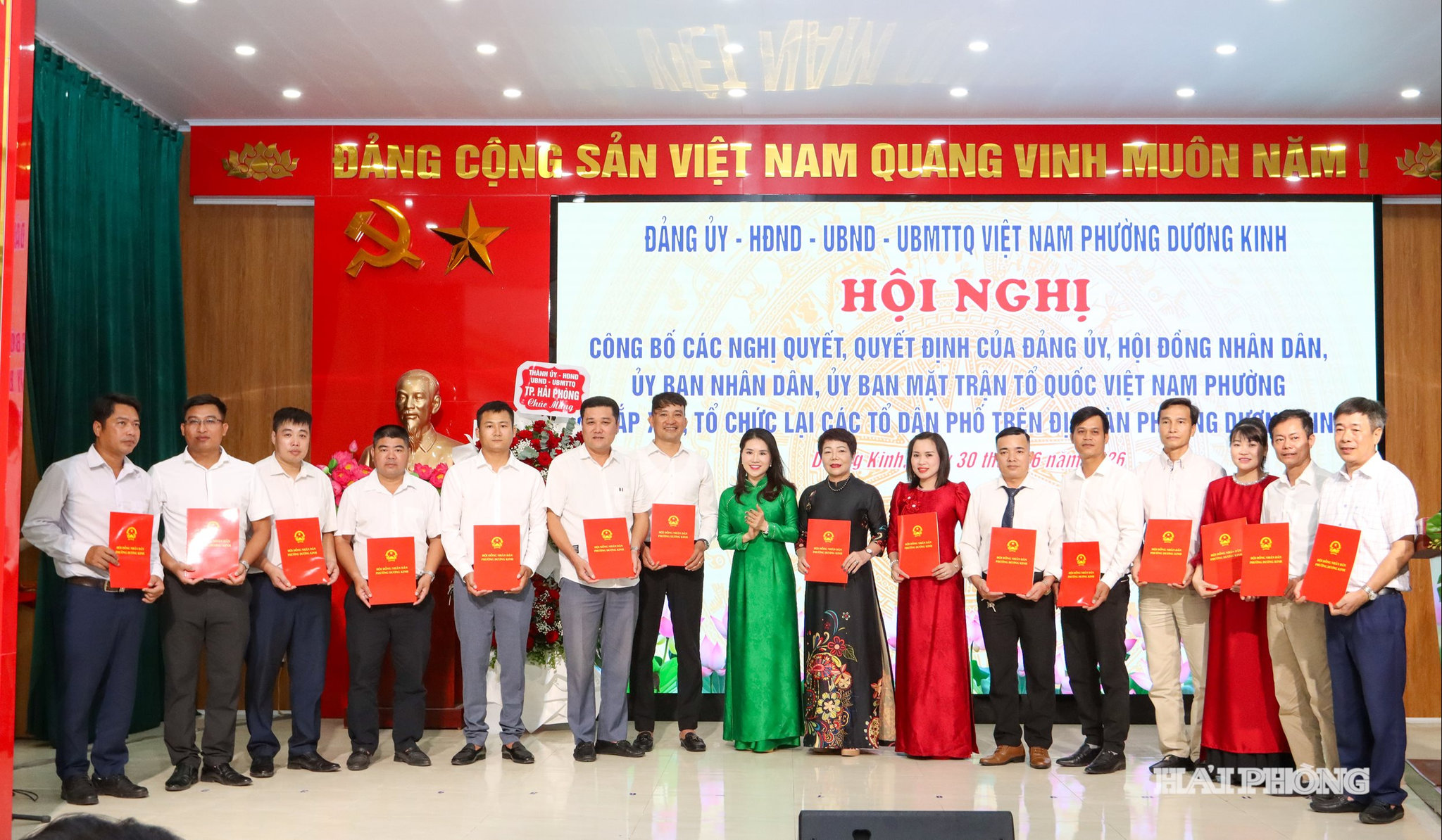 Lãnh đạo HĐND phường trao câc quyết định của HĐND phường