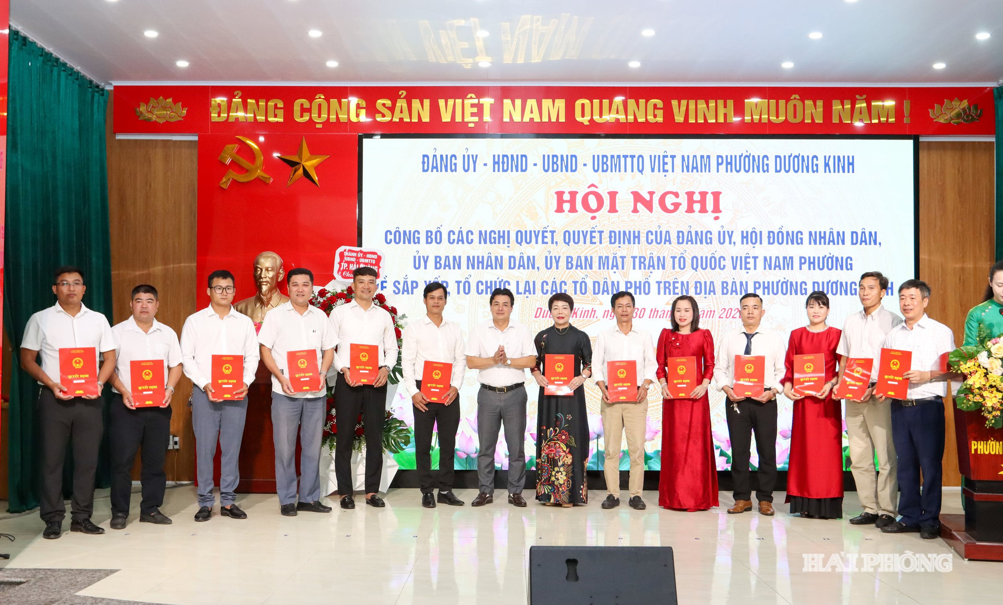 Lãnh đạo UBND phường trao câc quyết định của UBND phường