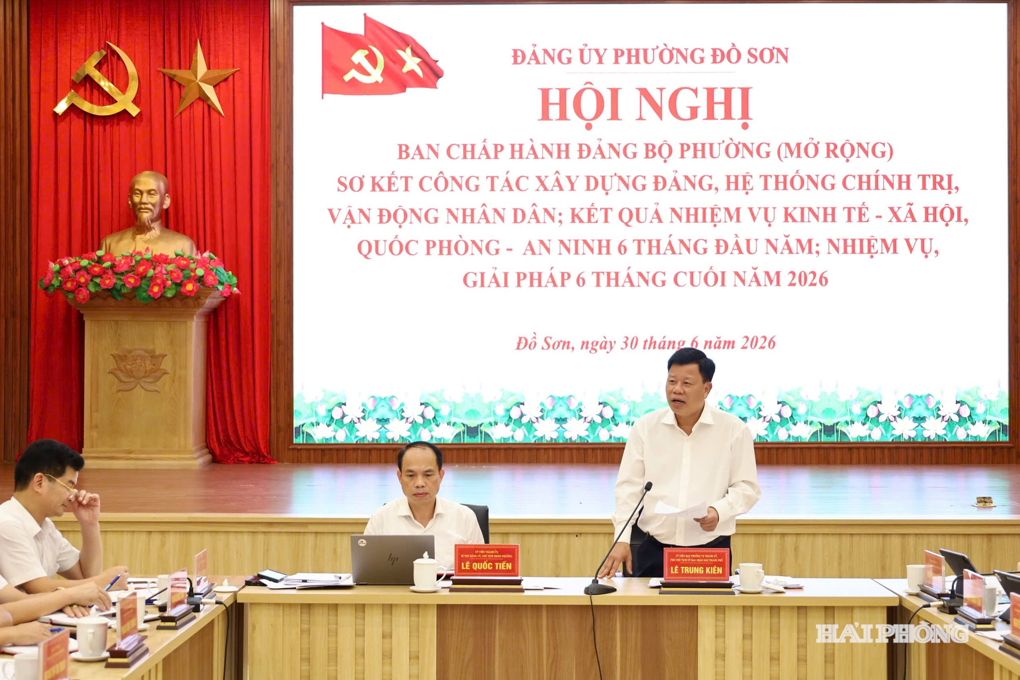 Đồng chí Lê Trung Kiên, Uỷ viên Ban Thường vụ Thành uỷ, Phó Chủ tịch UBND thành phố phát biểu chỉ đạo tại hội nghị.