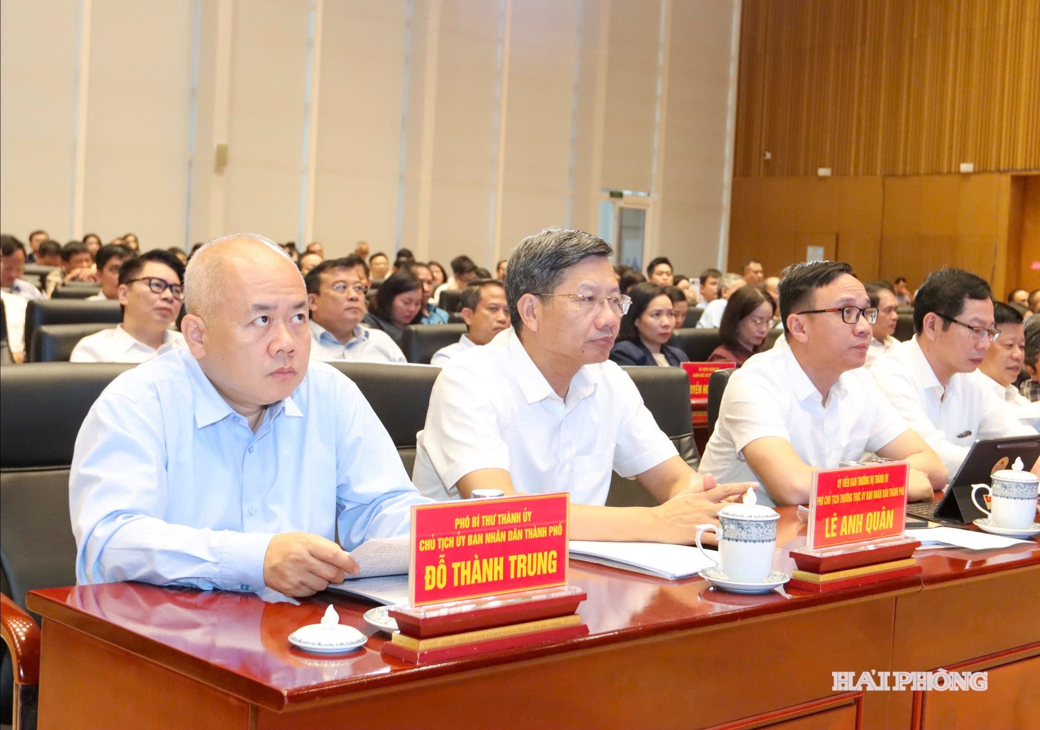 Các đồng chí lãnh đạo thành phố dự hội nghị tại điểm cầu Hải Phòng.