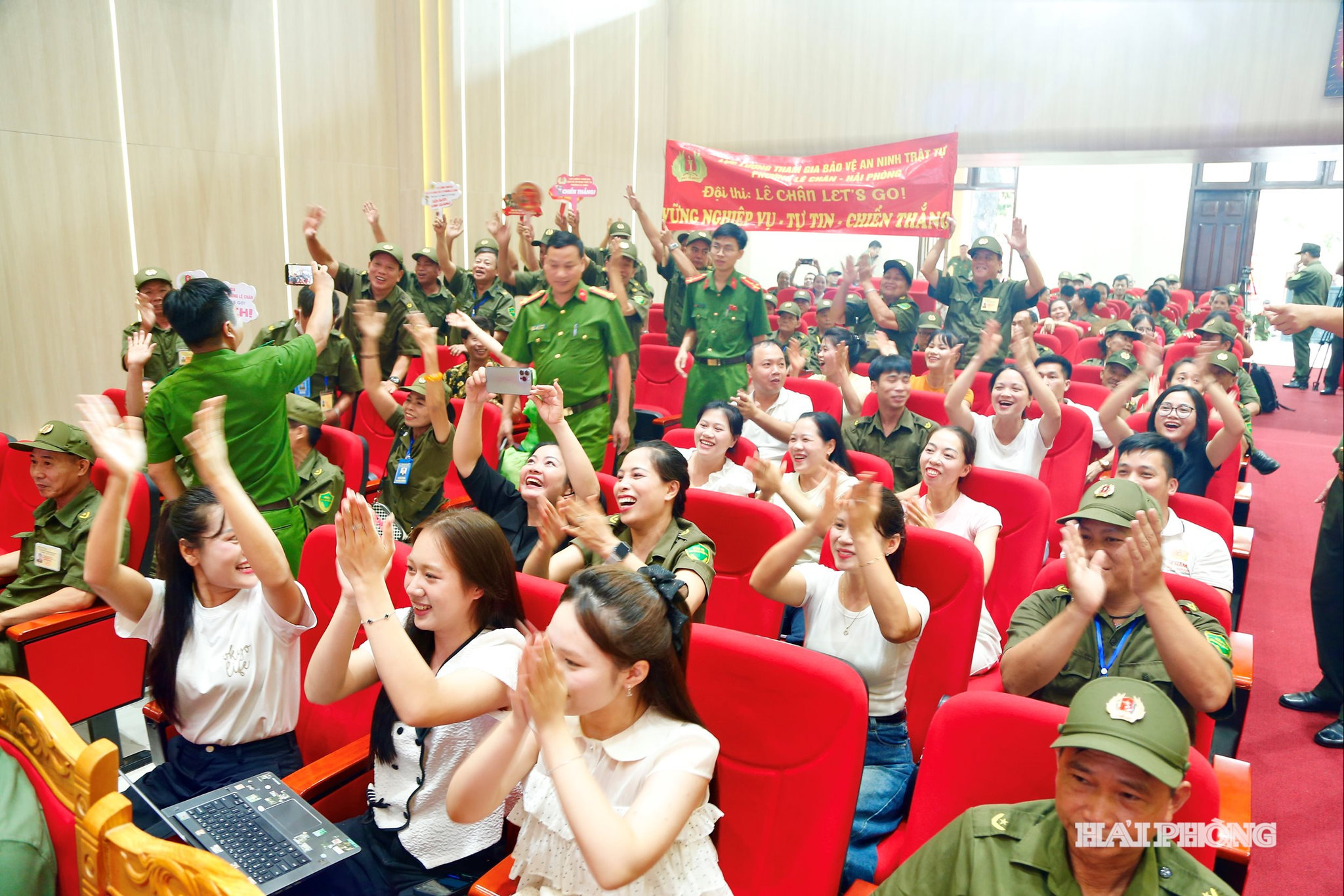 Đông đảo các cổ động viên nhiệt tình cổ vũ các phần thi của các đội tuyển tại hội thi.