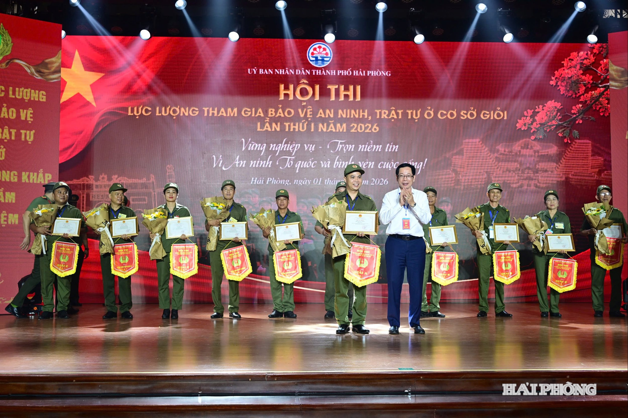 Đồng chí Vũ Tiến Phụng, Phó chủ tịch UBND thành phố trao giấy chứng nhận và cờ lưu niệm tặng đội tuyển đạt giải A.