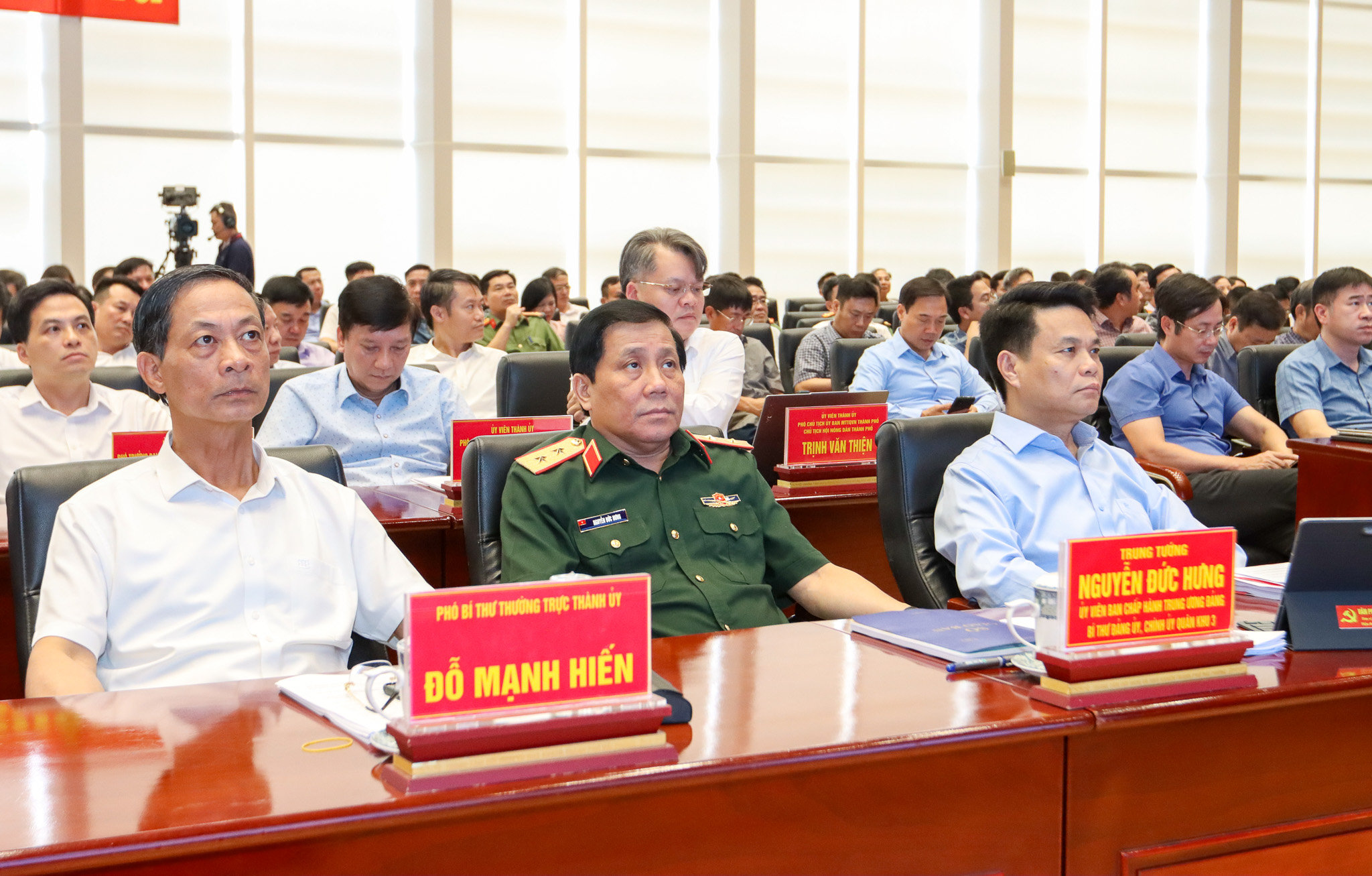 Các đồng chí Ủy viên Trung ương Đảng (từ phải sang): Lê Ngọc Châu, Bí thư Thành ủy, Trưởng Đoàn đại biểu Quốc hội thành phố Hải Phòng; Trung tướng Nguyễn Đức Hưng, Chính ủy Quân khu 3 và đồng chí Đỗ Mạnh Hiến, Phó Bí thư Thường trực Thành uỷ dự hội nghị tại điểm cầu Hải Phòng.