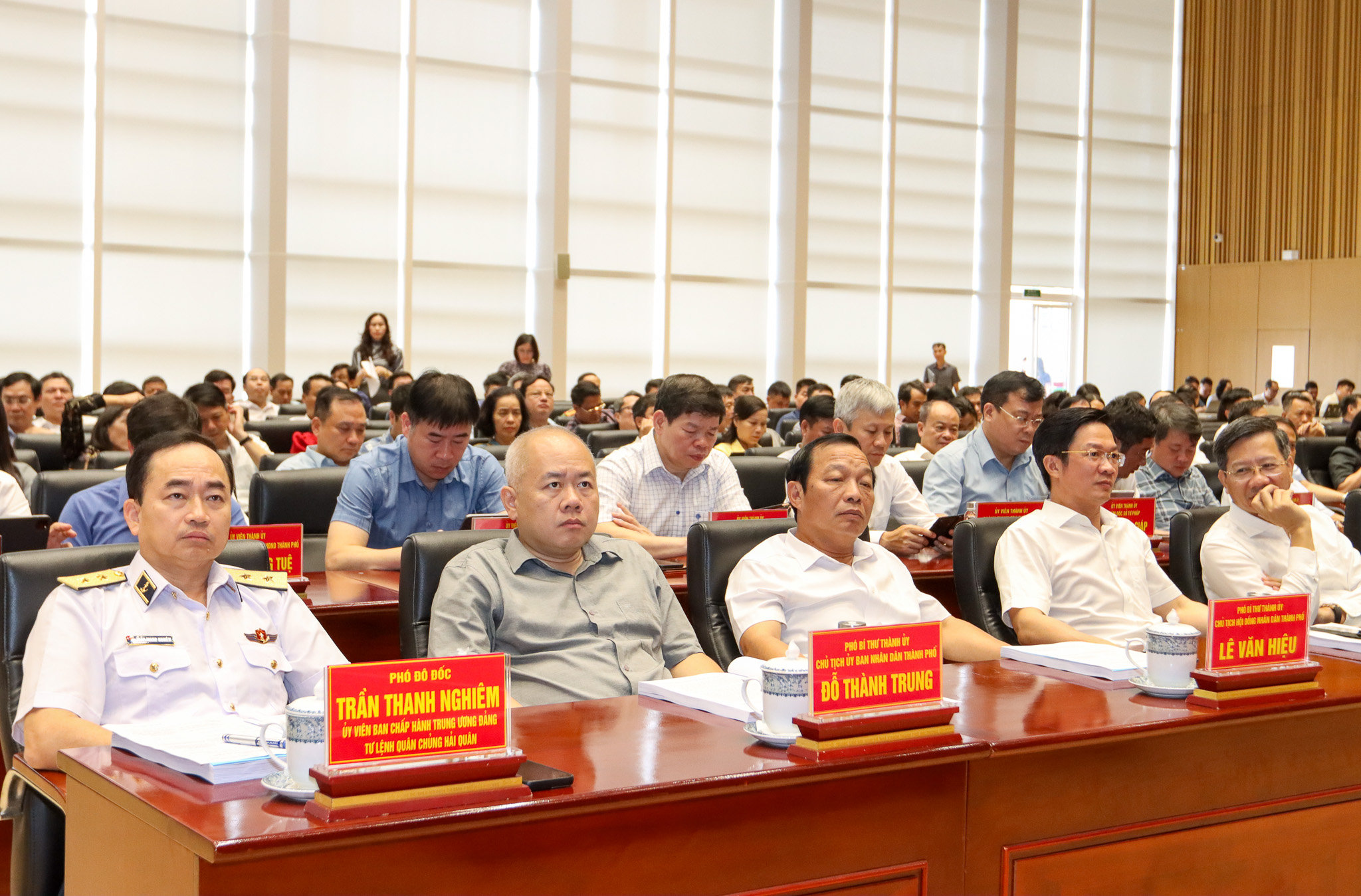 Các đồng chí: Phó Đô đốc Trần Thanh Nghiêm, Ủy viên Trung ương Đảng, Tư lệnh Hải quân; Đỗ Thành Trung, Phó Bí thư Thành ủy, Chủ tịch UBND thành phố; Lê Văn Hiệu, Phó Bí thư Thành ủy, Chủ tịch HĐND thành phố; Phạm Văn Lập, Phó Bí thư Thành ủy, Chủ tịch Ủy ban MTTQ Việt Nam thành phố dự hội nghị tại điểm cầu Hải Phòng.