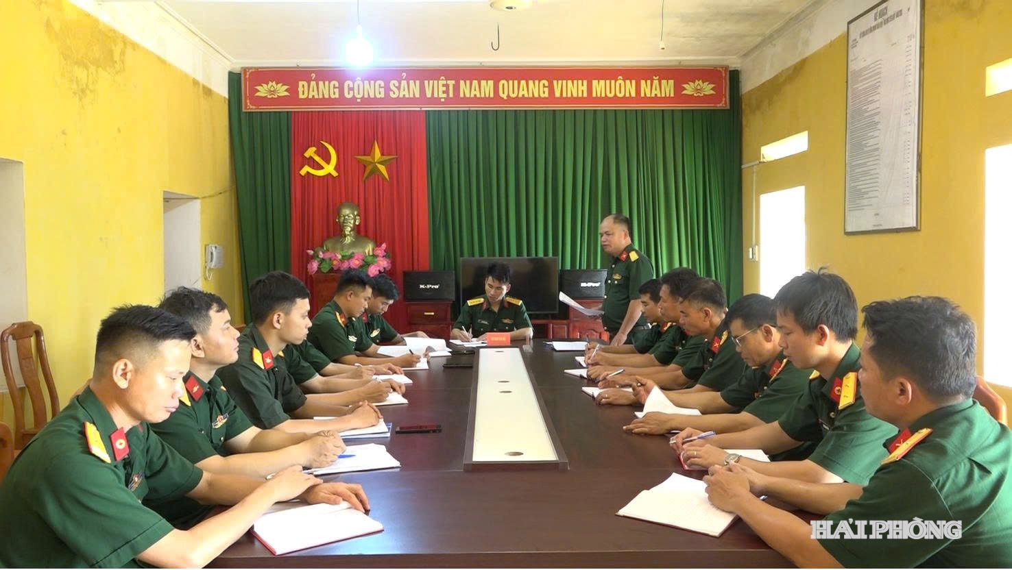 Thiếu tá Phạm Xuân Nha, Bí thư Đảng ủy, Chính trị viên Tiểu đoàn Phòng thủ đảo Bạch Long Vĩ phát biểu tại một buổi sinh hoạt chi bộ vừa được tổ chức mới đây.