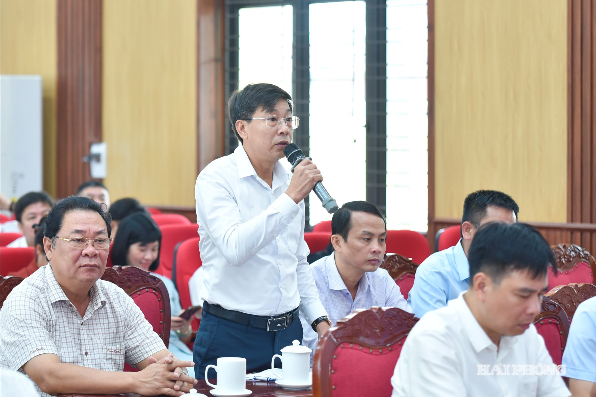 Đại diện cử tri nêu kiến nghị tại cuộc tiếp xúc.