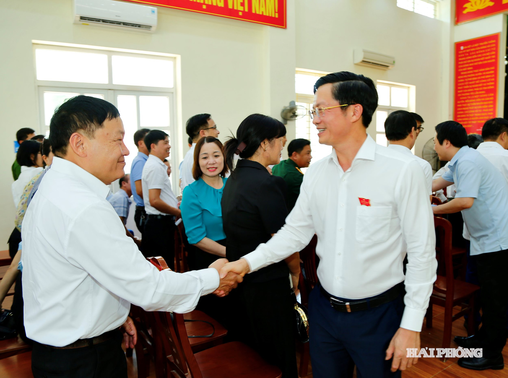 Đồng chí Phạm Văn Lập, Phó bí thư Thành uỷ, Chủ tịch Uỷ ban Mặt trận Tổ quốc Việt Nam thành phố thay mặt gặp gỡ các tri.