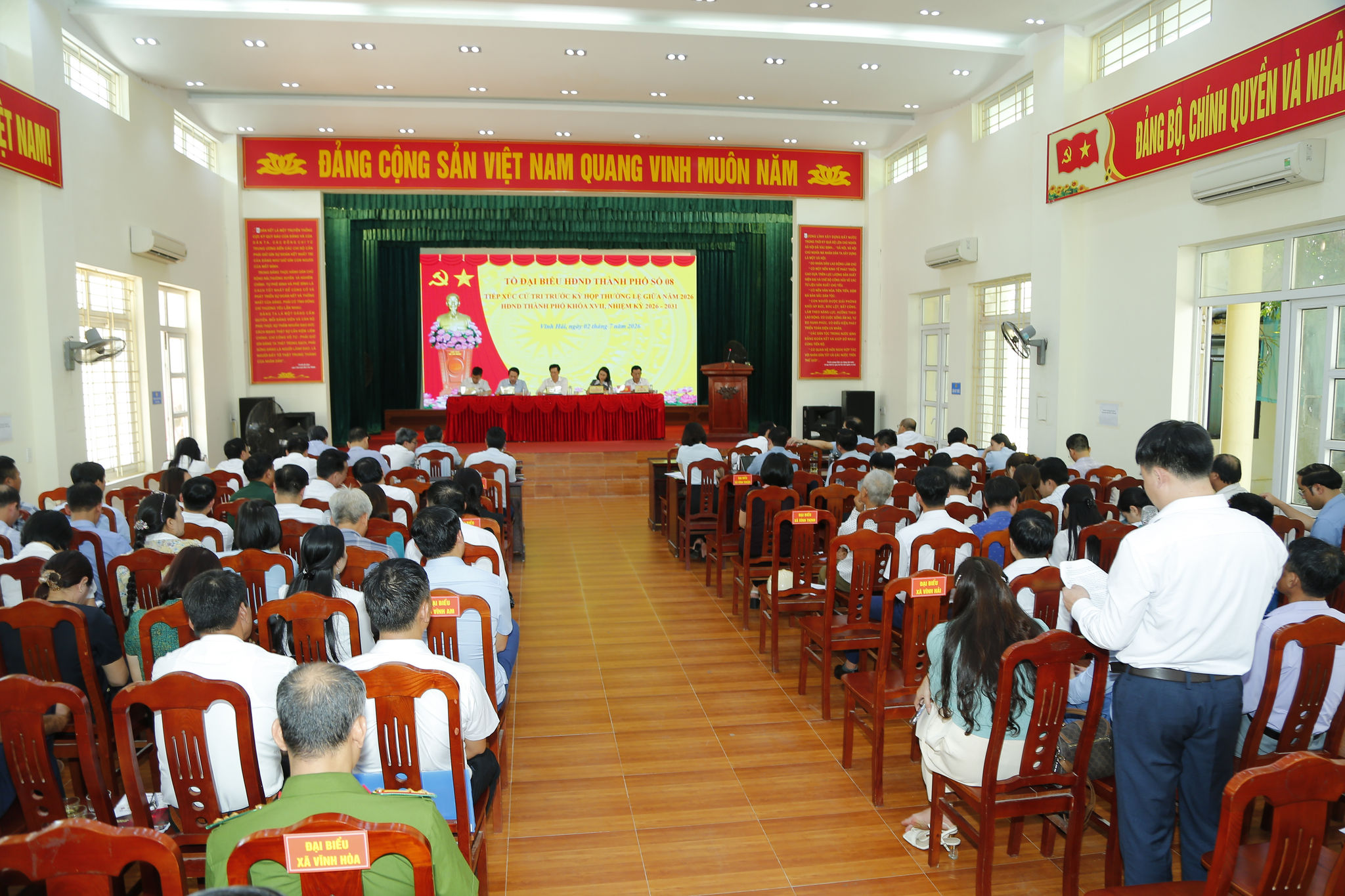 Quang cảnh hội nghị tiếp xúc cử tri tại xã Vĩnh Hải.