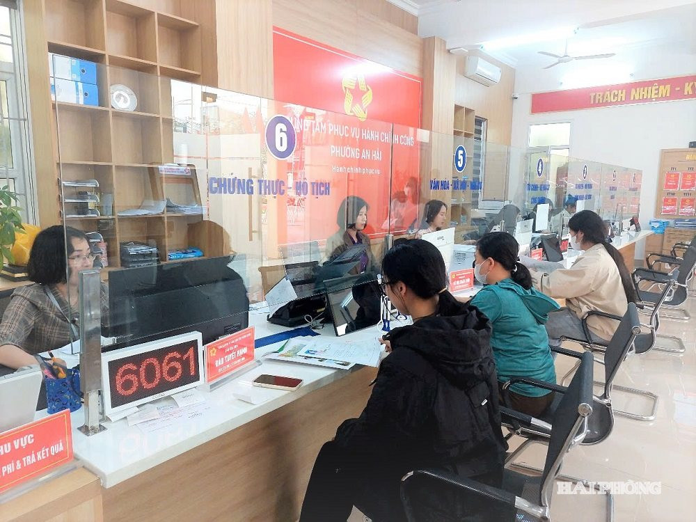 Công dân đến làm thủ tục xin cấp giấy phép kinh doanh, mở rộng ngành nghề kinh doanh, gops phần tạo nguồn thu cho ngân sách địa phương.