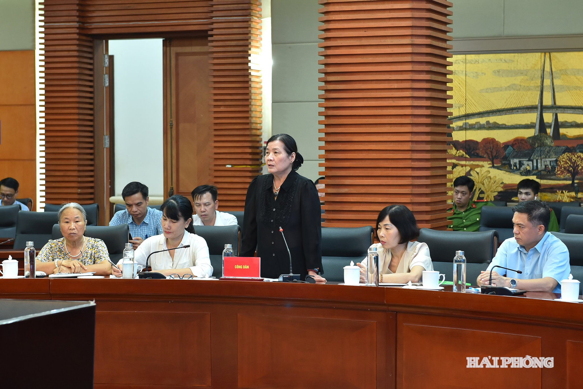 Đại diện các hộ dân nêu ý kiến tại cuộc làm việc.