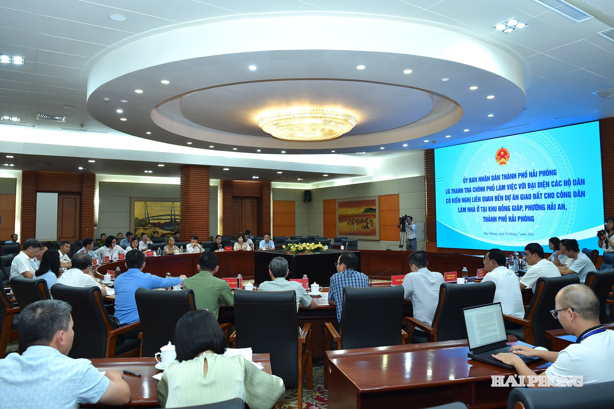Quang cảnh cuộc làm việc.