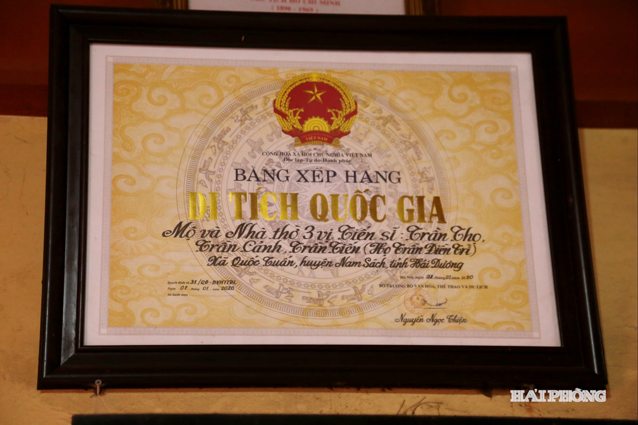 dong-ho-tran-dien-tri2.jpg