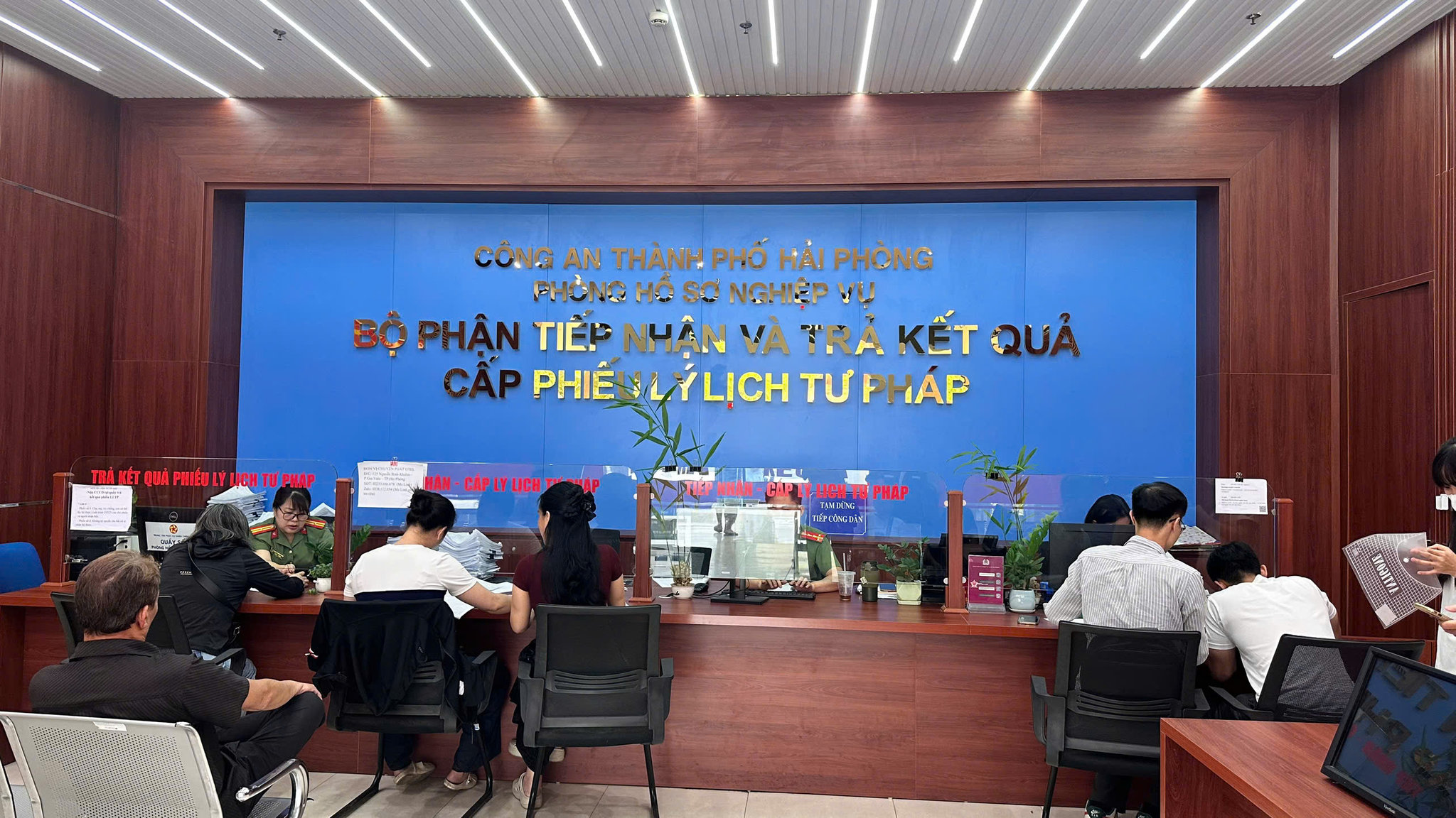 Công an thành phố Hải Phòng sẵn sàng triển khai Luật Sửa đổi, bổ sung một số điều của Luật Lý lịch tư pháp, bảo đảm việc tiếp nhận, giải quyết hồ sơ của người dân được thực hiện thông suốt, đúng quy định, nhanh chóng và thuận tiện. Ảnh: MINH CHÂU