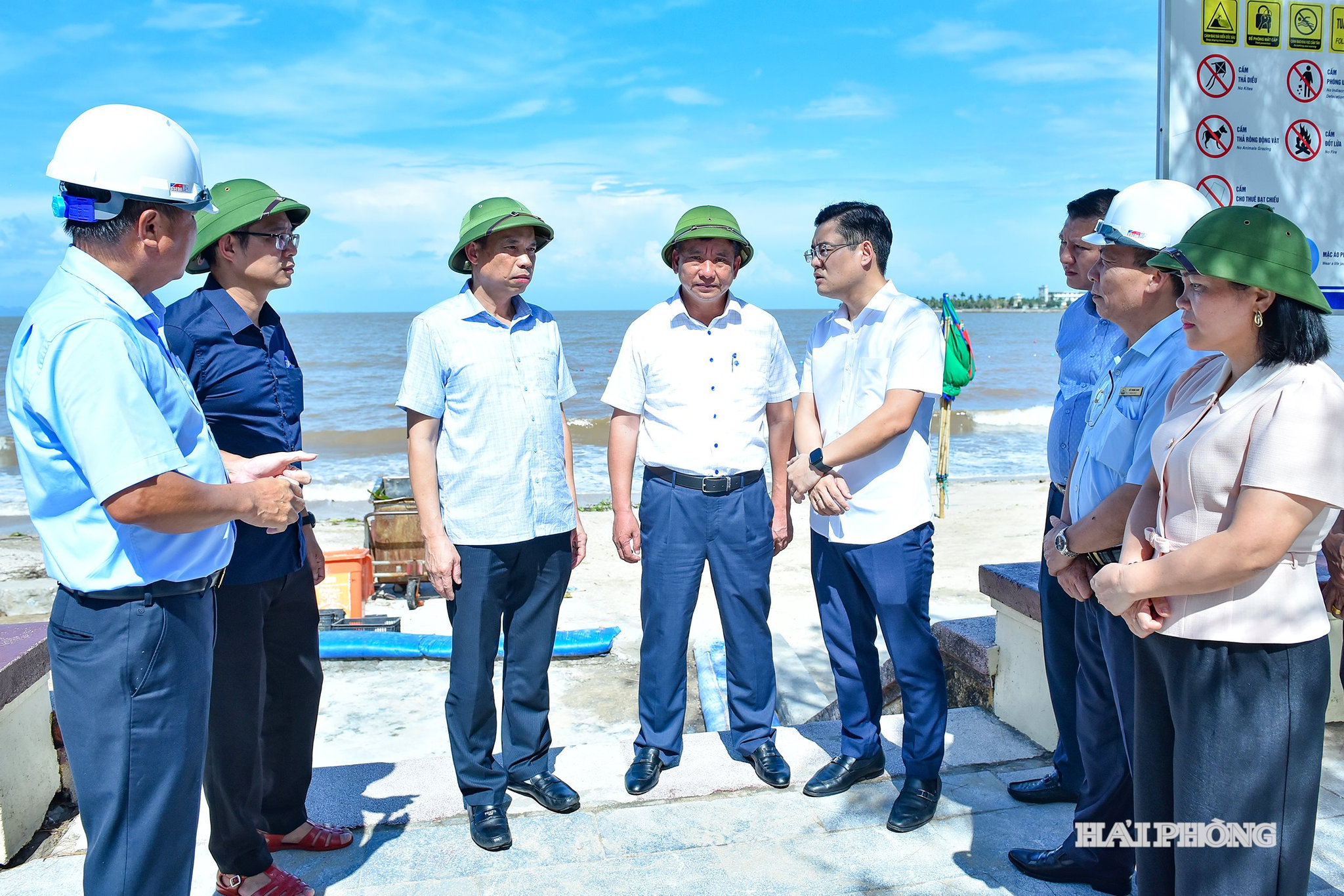 Đồng chí Trần Văn Quân, Phó Chủ tịch UBND thành phố kiểm tra công tác phòng, chống bão số 1 tại bãi biển khu 2, phường Đồ Sơn.