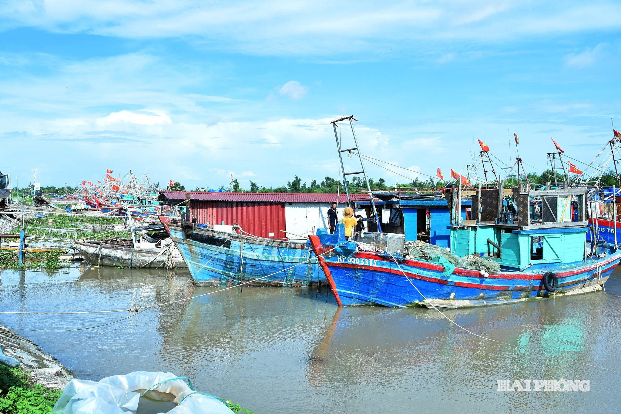 Tàu thuyền vào nơi neo đậu an toàn tại Bến cá Quán Chánh, xã Kiến Hải.