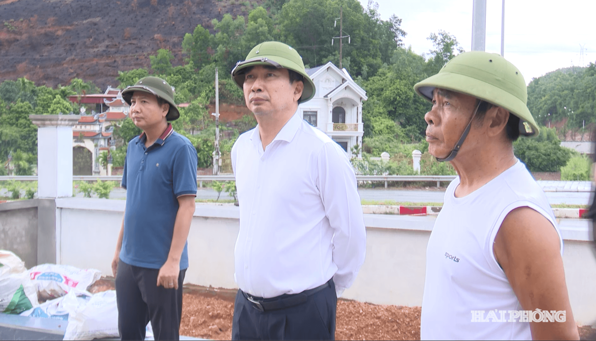 Đồng chí Bùi Văn Thăng, Giám đốc Sở Nông nghiệp và Môi trường thành phố Hải Phòng kiểm tra công tác phòng chống bão tại một số điểm có nguy cơ sạt lở tại phường Trần Hưng Đạo