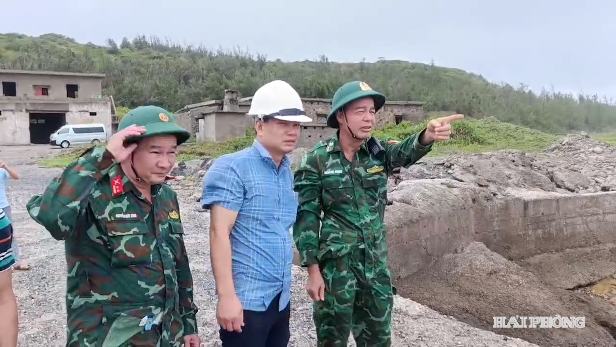 Lãnh đạo UBND đặc khu và các lực lượng đóng chân trên địa bàn kiểm tra thực địa.