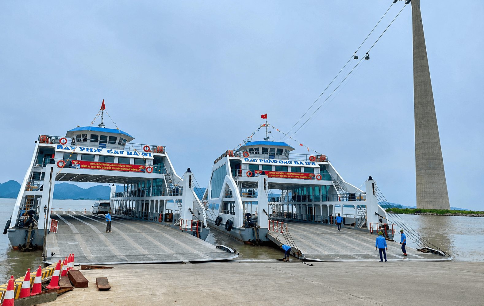 Do ảnh hưởng của bão số 1 nên hai tuyến phà Đồng Bài - Cái Viềng và Dương Áo tạm dừng hoạt động.