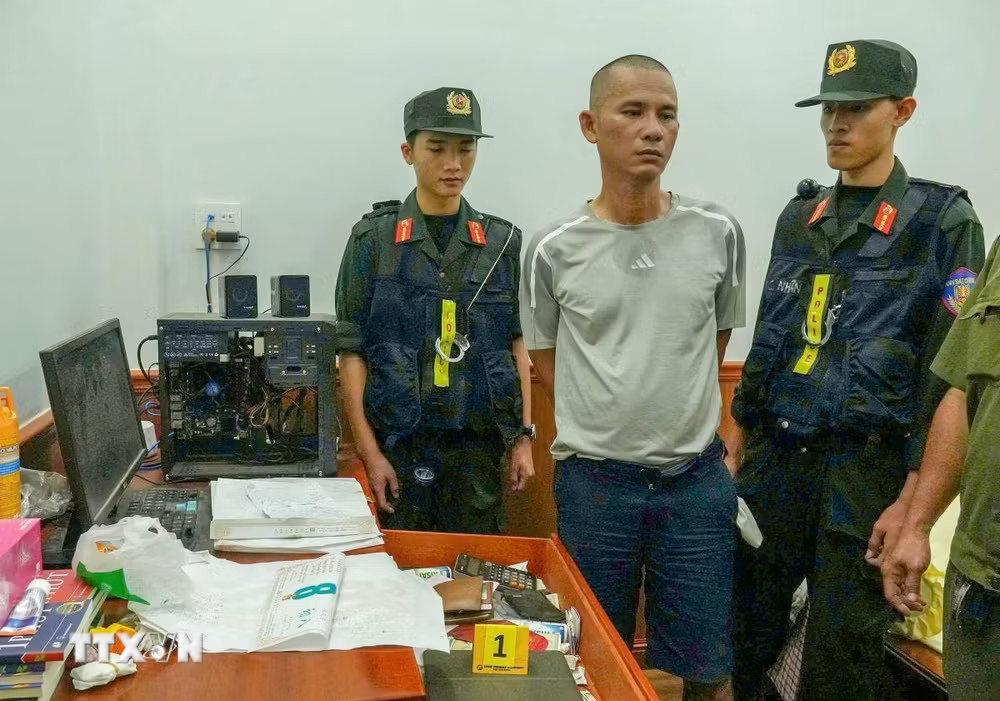Các đối tượng trong đường dây cờ bạc bị Công an thành phố Cần Thơ bắt giữ. (Ảnh: TTXVN phát) ttxvn-lo-de.jpg