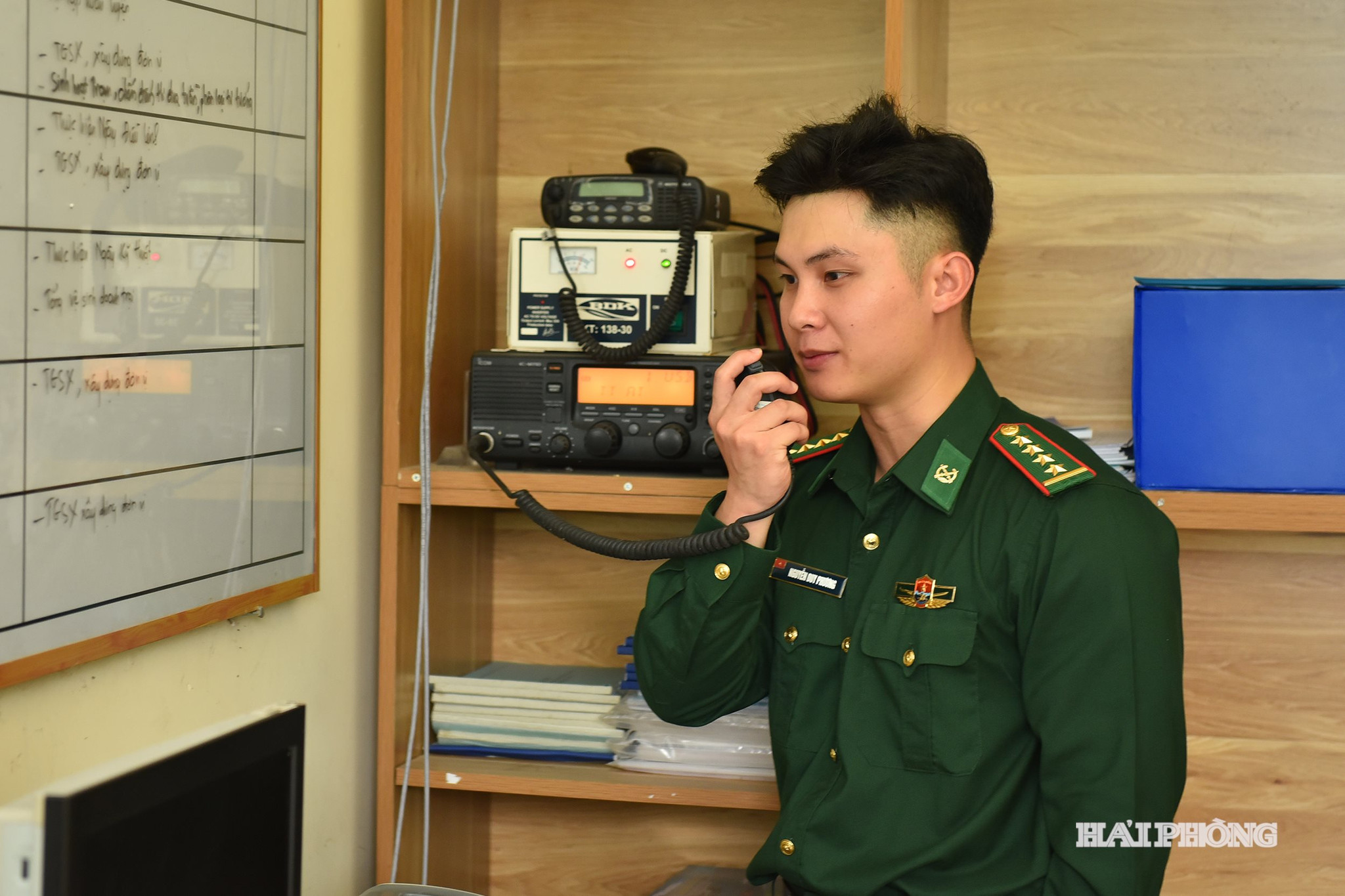 Trạm trưởng Trạm Kiểm soát biên phòng Bạch Đằng (Đồn biên phòng Tràng Cát) Nguyễn Duy Phương thường xuyên liên lạc với các chủ tàu đang neo đậu tại Cảng cá Mắt Rồng.