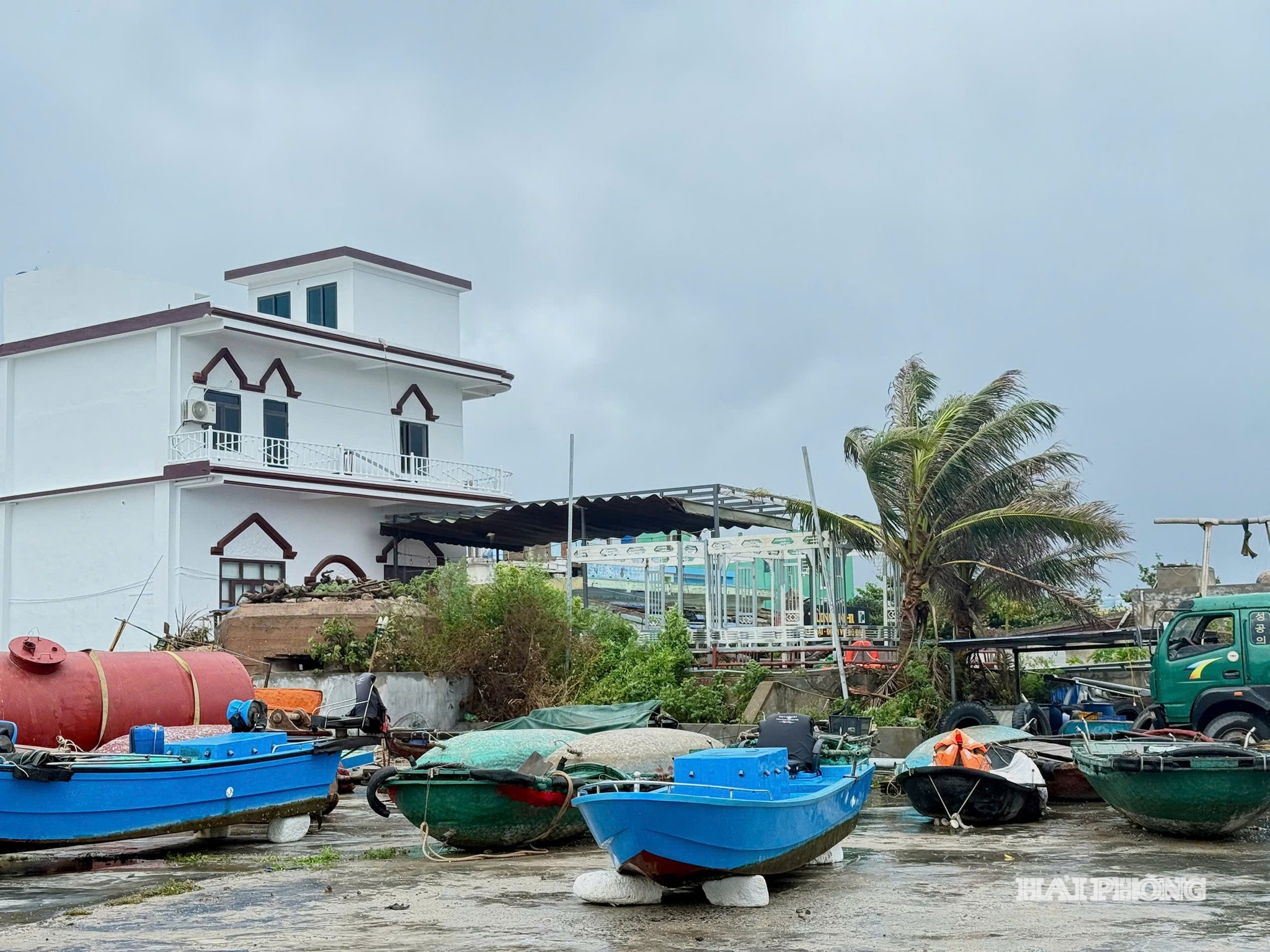 Nhiều tàu cá của ngư dân hoạt động quanh ngư trường Bạch Long Vĩ đã được đưa lên bờ, chằng buộc cẩn thận.