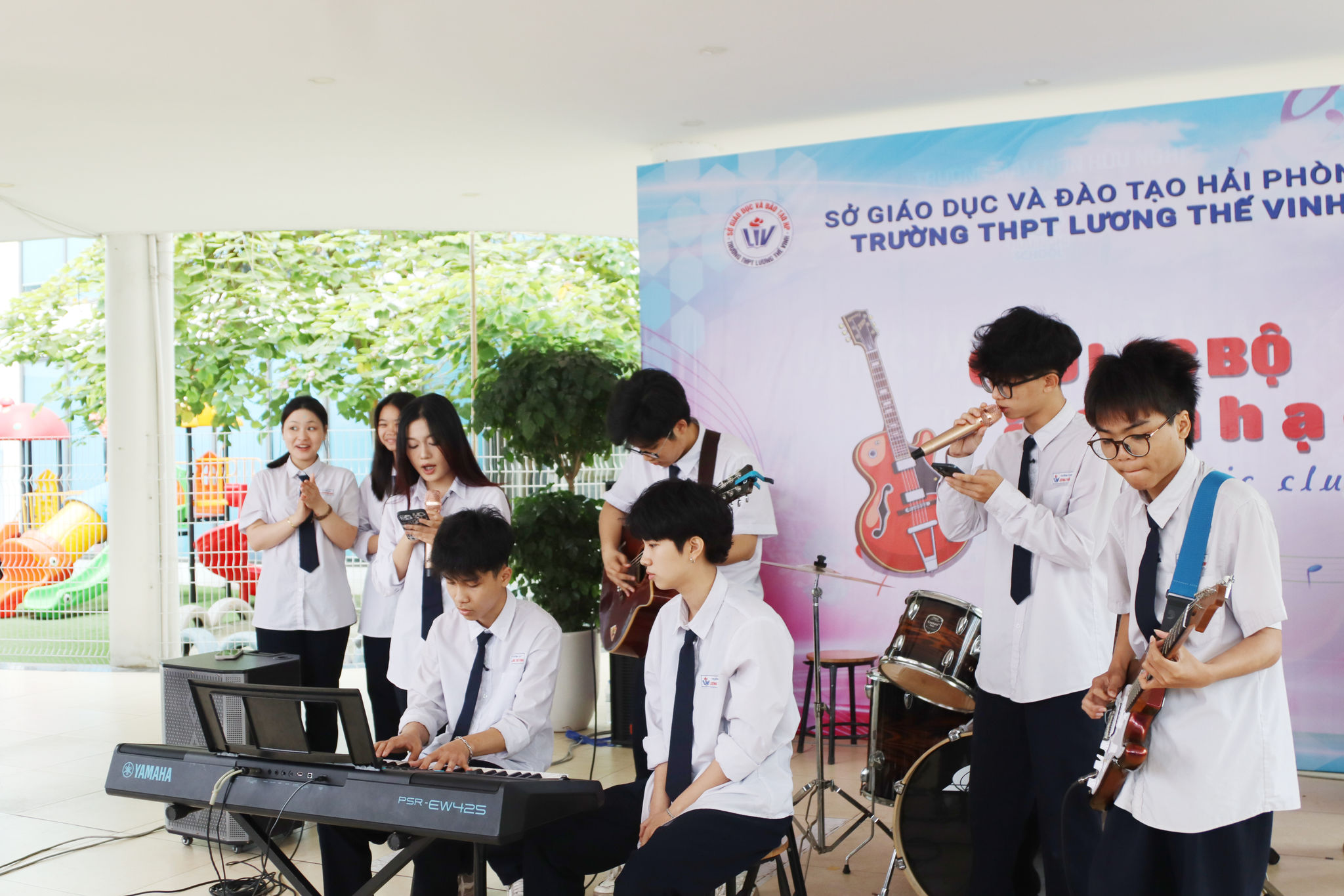 Những buổi sinh hoạt của Câu lạc bộ Âm nhạc mang đến cho học sinh Trường THPT Lương Thế Vinh một mùa hè sôi động và giàu cảm xúc.