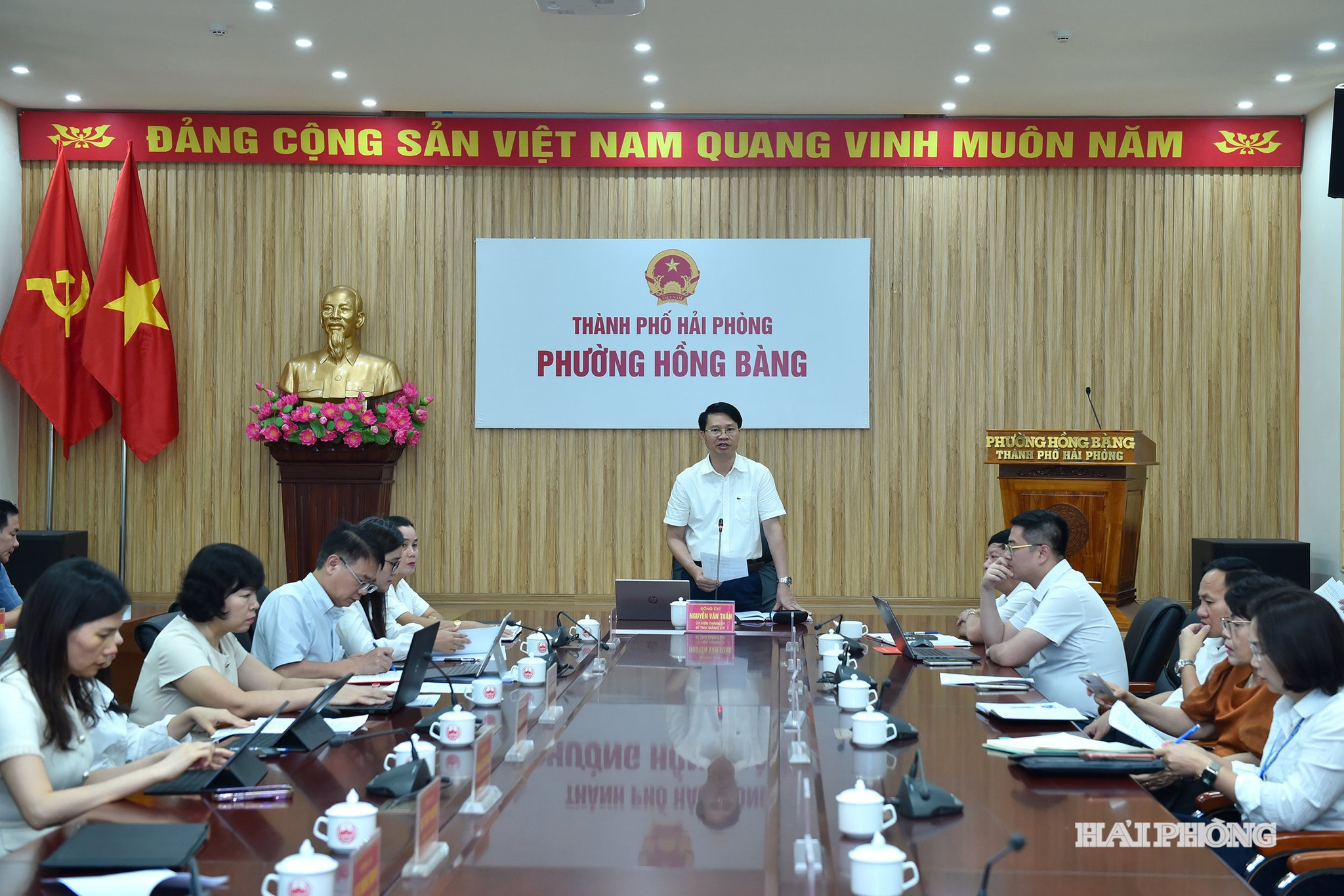 Đồng chí Nguyễn Văn Tuấn, Bí thư Đảng uỷ phường Hồng Bàng phát biểu tại hội nghị.
