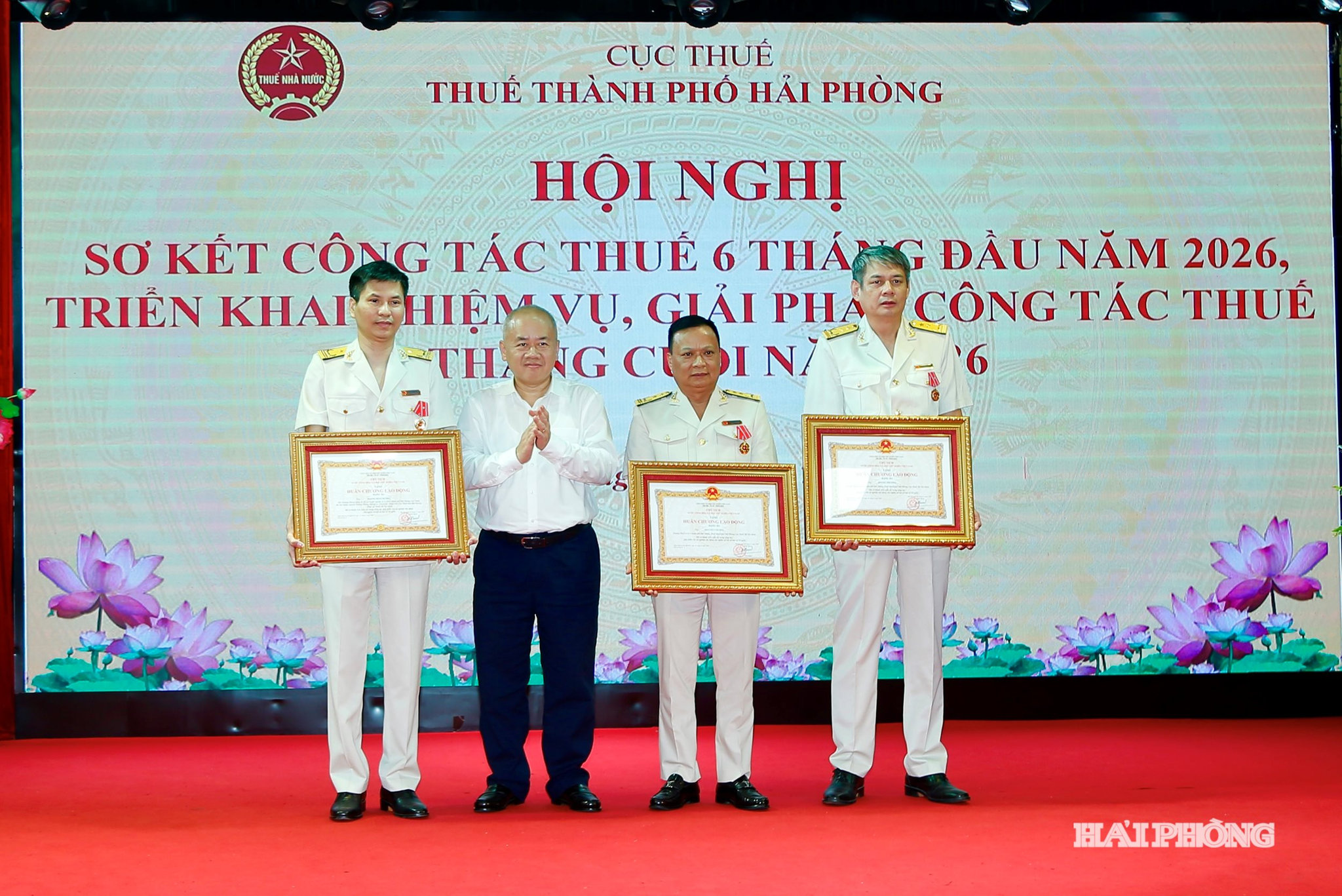 Đồng chí Đỗ Thành Trung, Phó bí thư Thành ủy, Chủ tịch UBND thành phố trao Huân chương Lao động hạng Ba tặng các cá nhân có thành to hả xuất sắc.