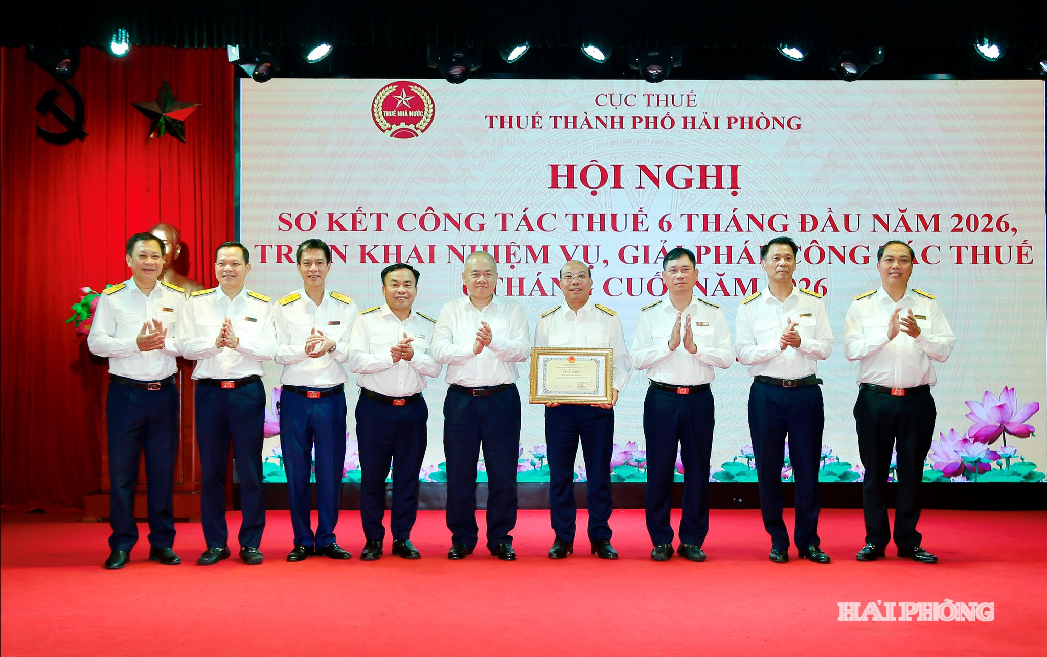 Đồng chí Đỗ Thành Trung, Phó bí thư Thành ủy, Chủ tịch UBND thành phố phát trao Bằng khen tặng Thuế thành phố Hải Phòng.