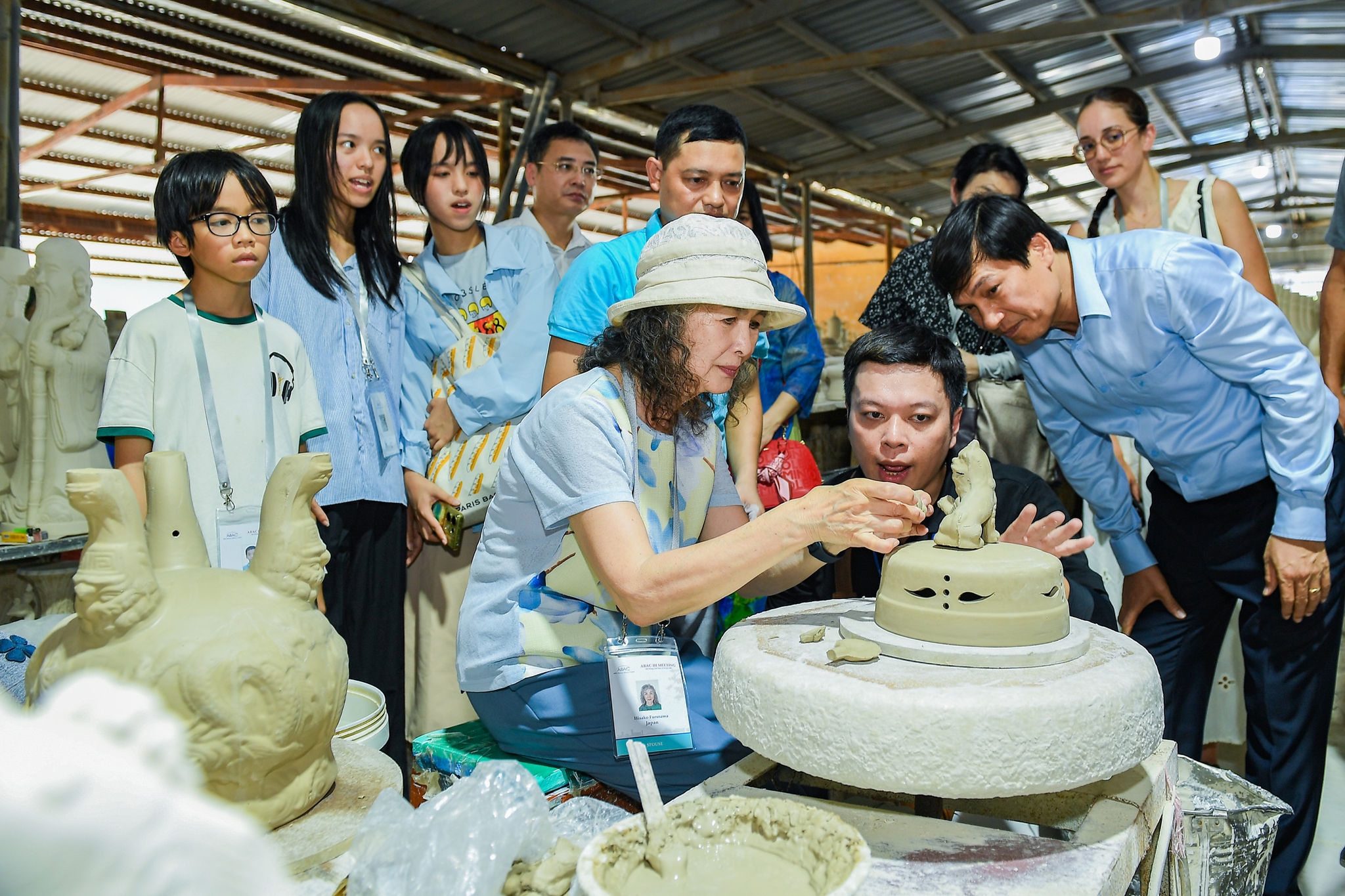 Làng gốm Chu Đậu ở xã Thái Tân (Hải Phòng) là cái nôi của dòng gốm cổ cao cấp mang đậm bản sắc văn hóa Việt Nam. Trong ảnh: Đoàn phu nhân, phu quân của các thành viên ABAC tham quan và trải nghiệm tại làng gốm Chu Đậu.